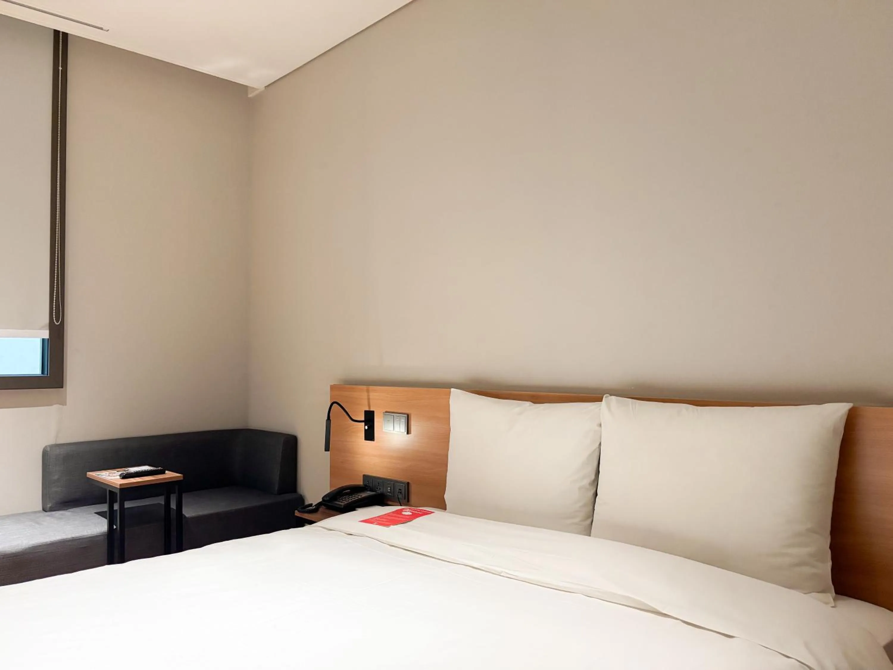 Bed in Ibis Ambassador Suwon