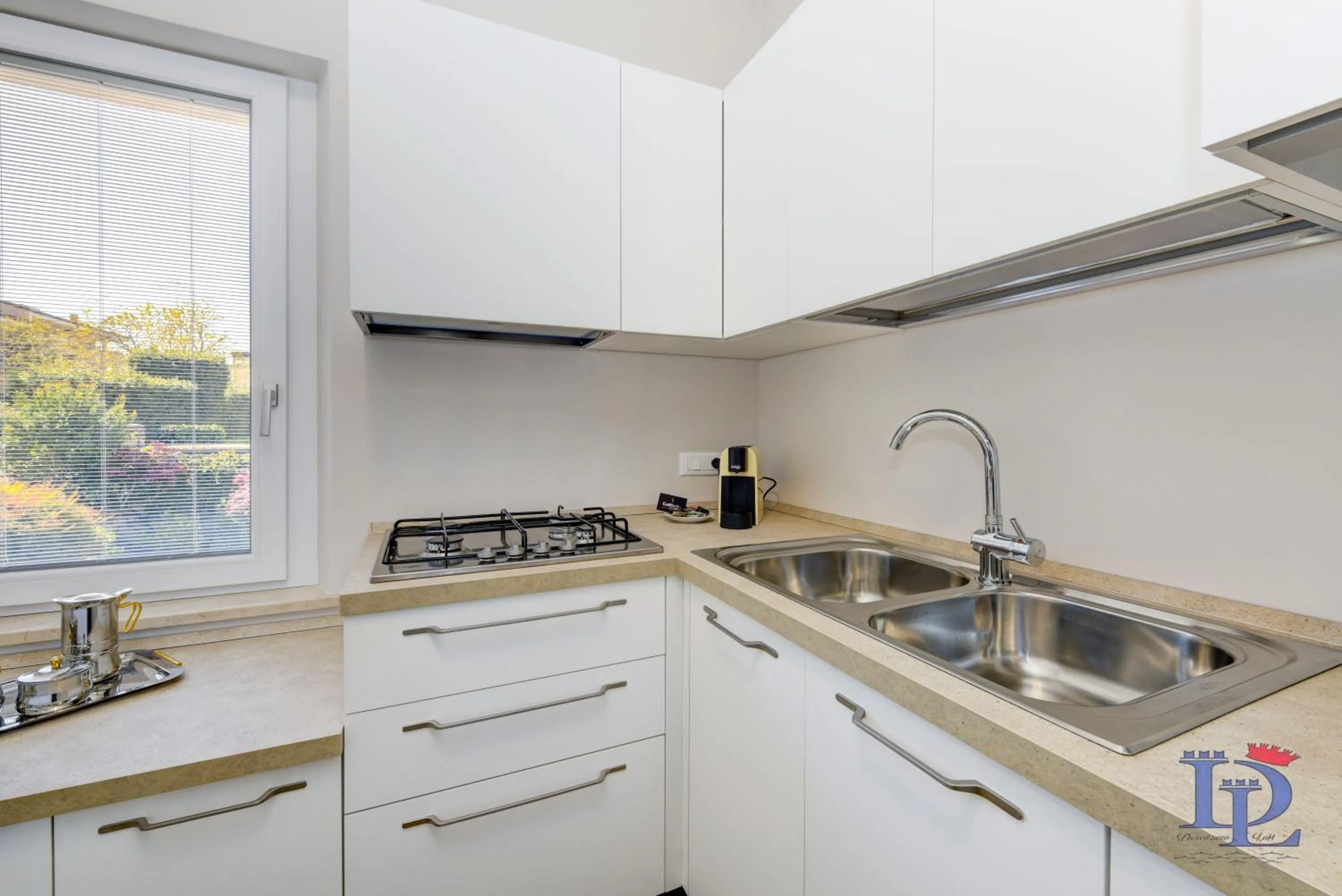 Kitchen or kitchenette in Cappuccino Apartment DesenzanoLoft Official Partner Homes & Villas by Marriott Bonvoy