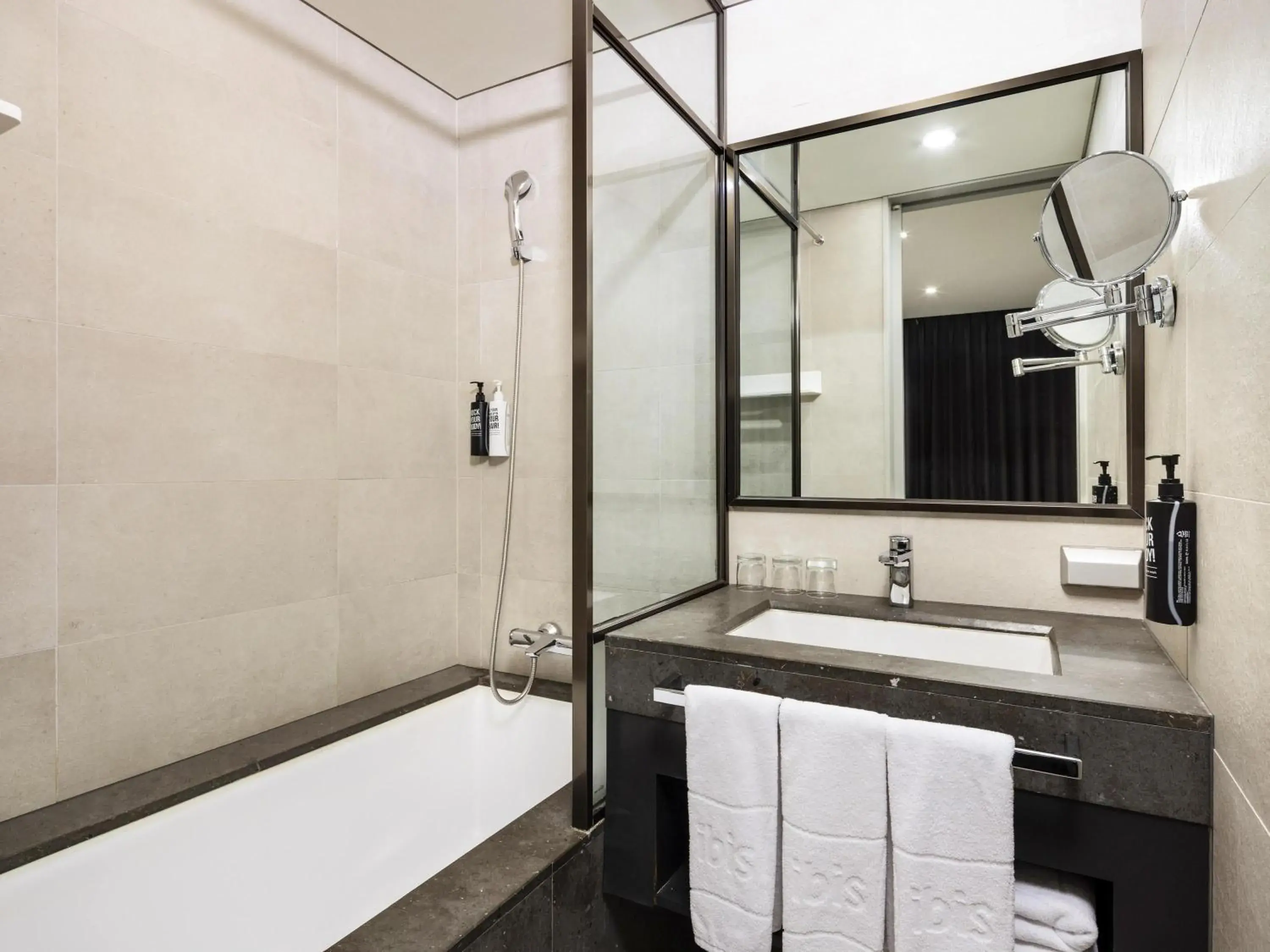 Bedroom in Ibis Ambassador Myeongdong Bedroom in Ibis Ambassador Myeongdong