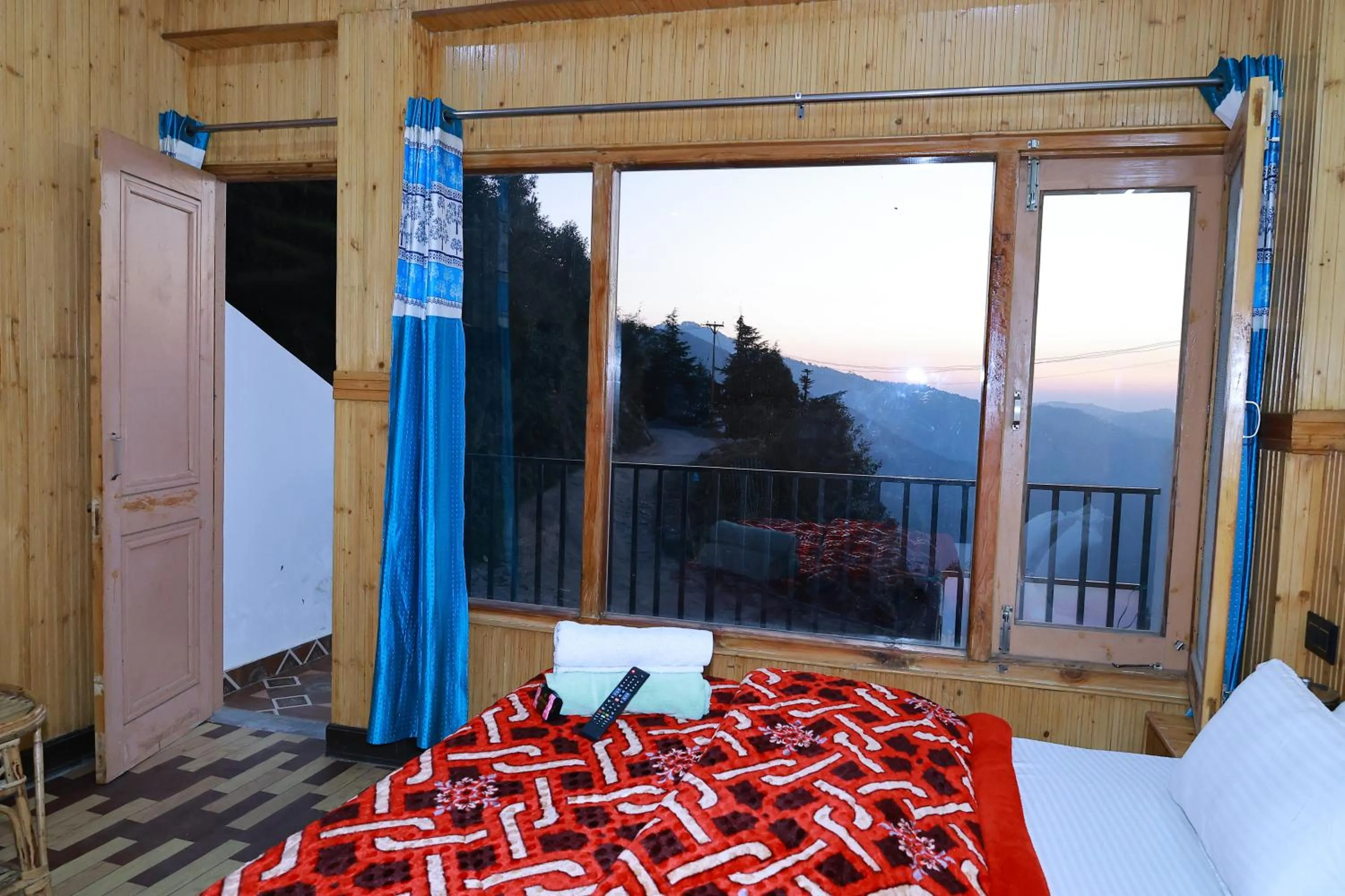 Coffee/tea facilities, Bed in Sunset Lagoon Dalhousie