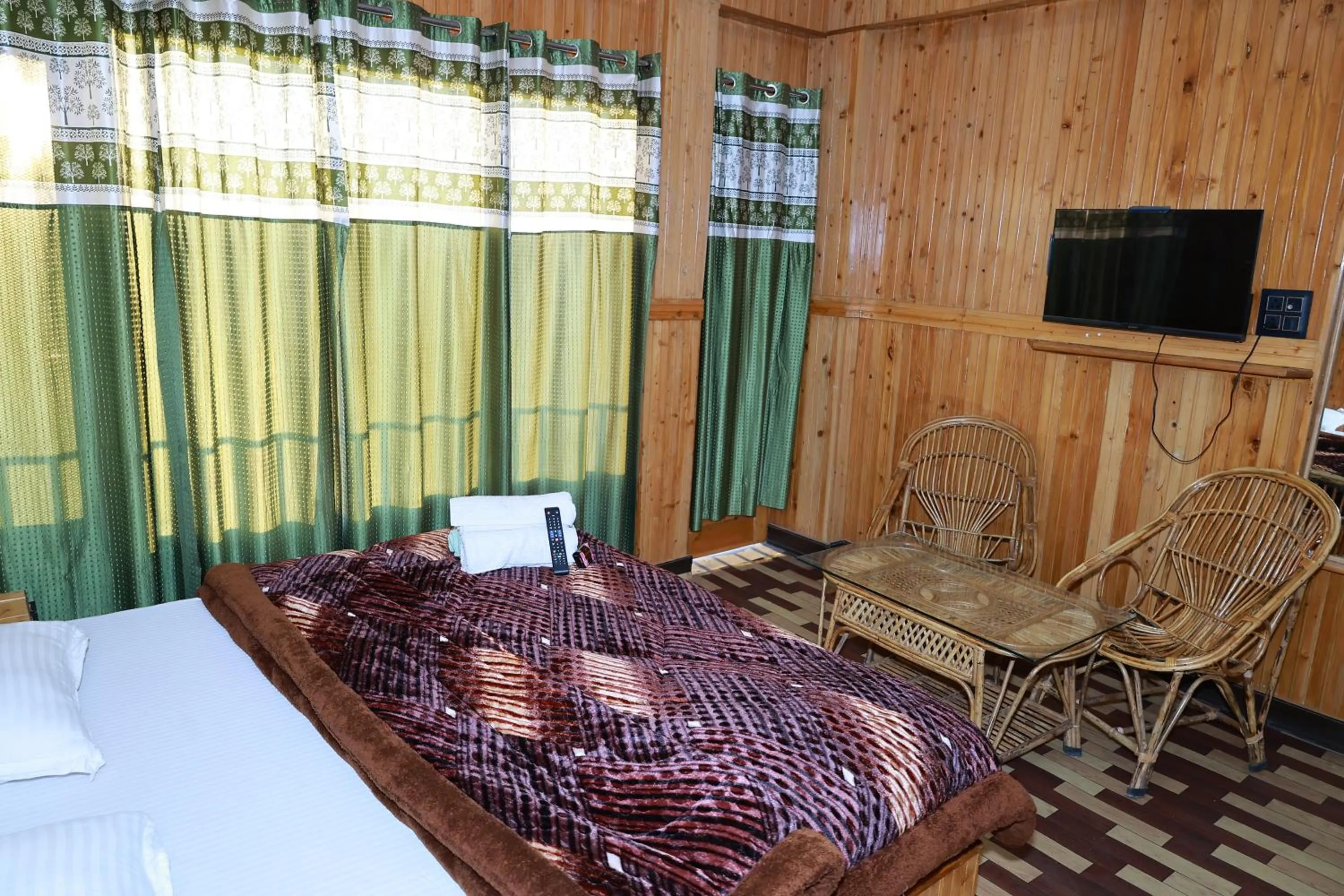 Communal lounge/ TV room, Bed in Sunset Lagoon Dalhousie