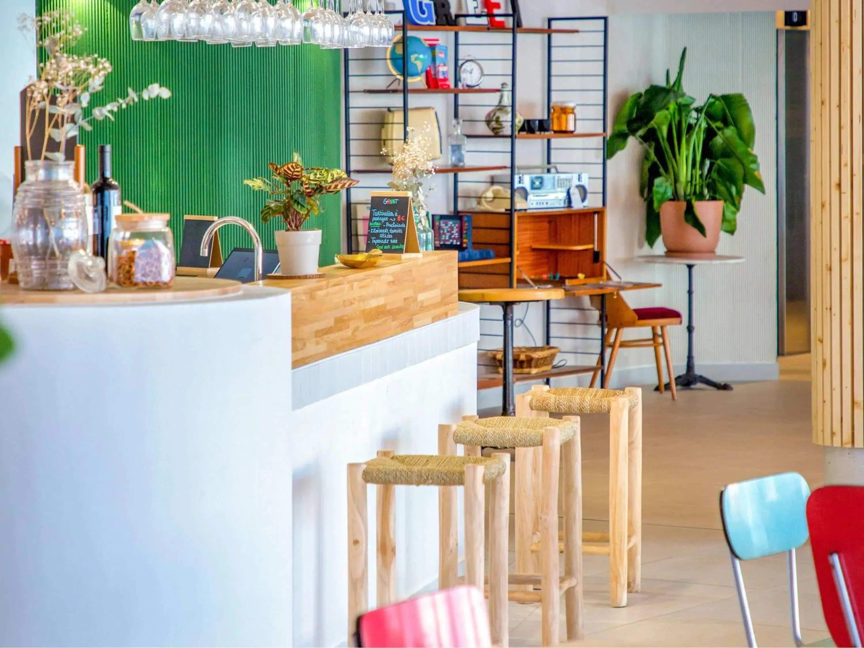 Lounge or bar in greet hotel Salon de Provence Lounge or bar in greet hotel Salon de Provence