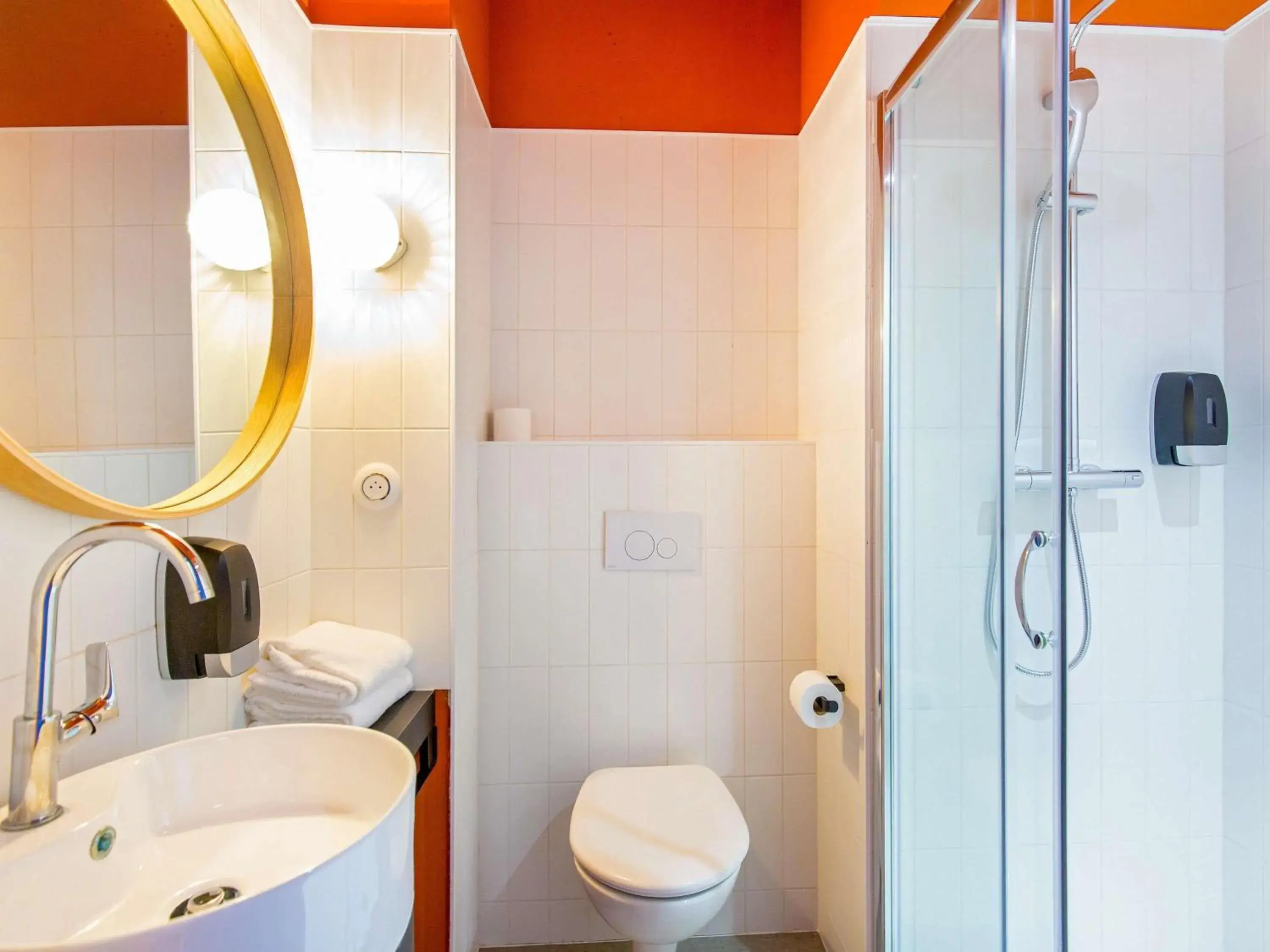 POP Room with Two Single Beds in greet hotel Salon de Provence POP Room with Two Single Beds in greet hotel Salon de Provence