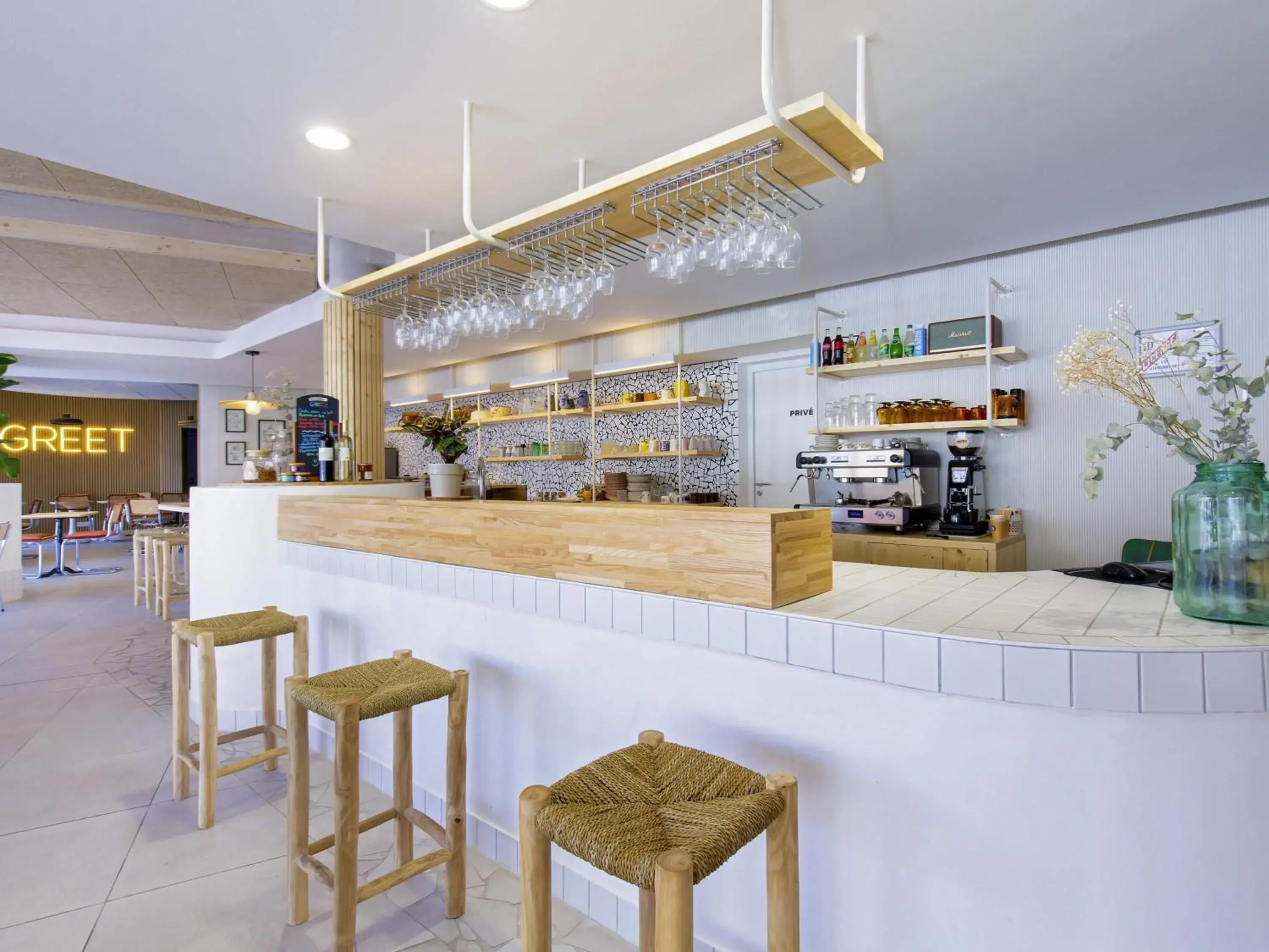 Lounge or bar in greet hotel Salon de Provence Lounge or bar in greet hotel Salon de Provence