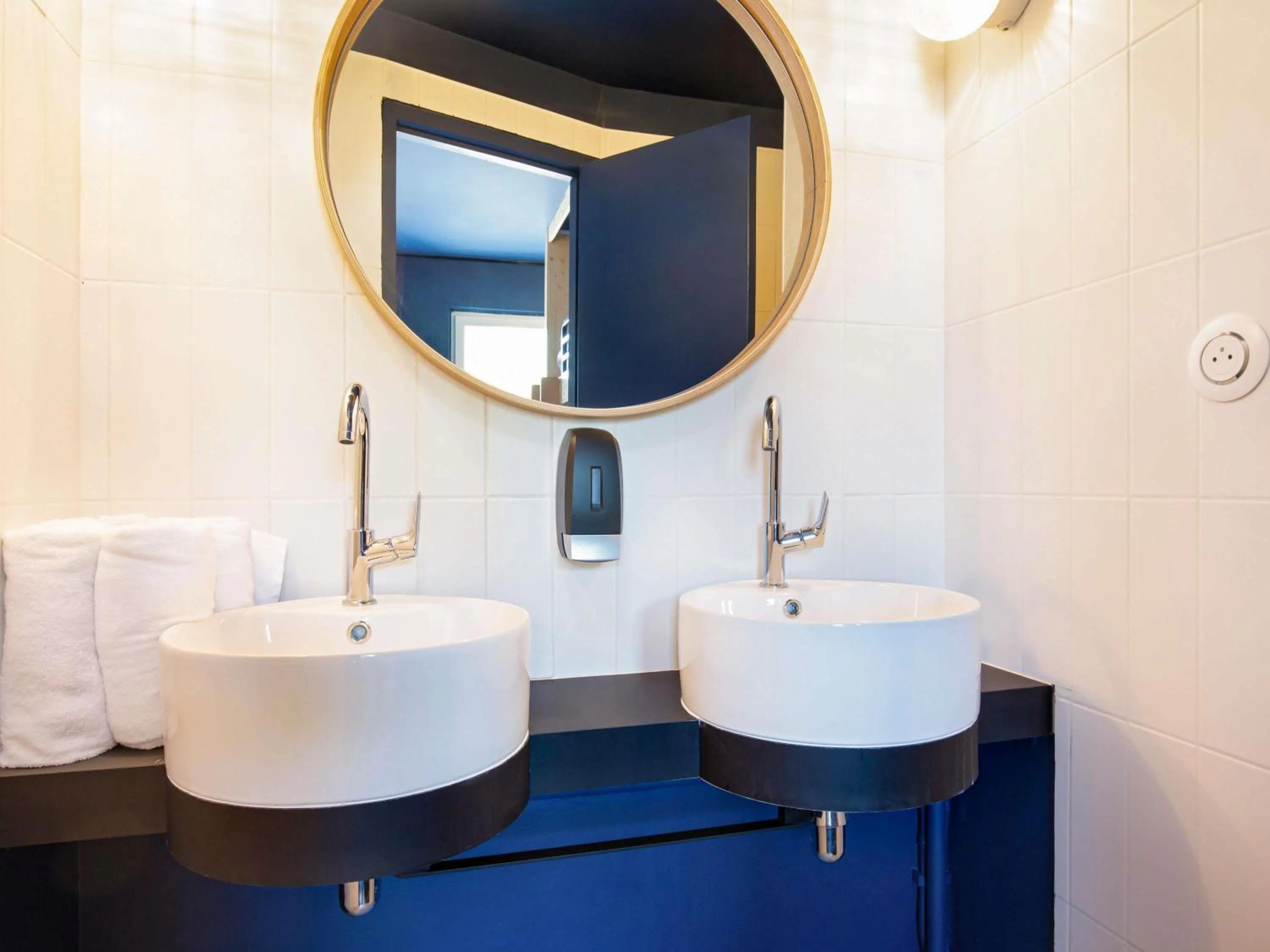 Bedroom in greet hotel Salon de Provence