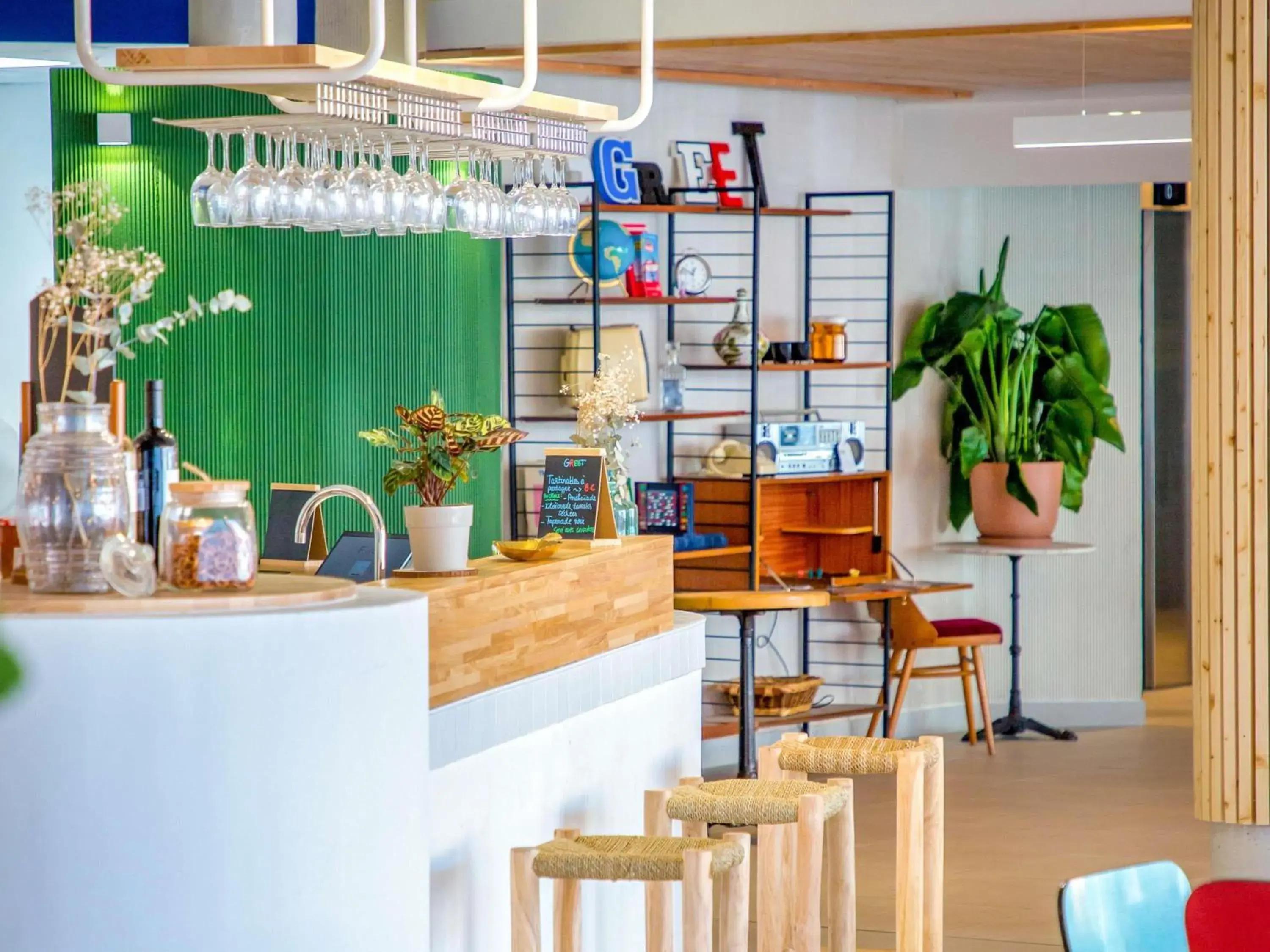 Property building in greet hotel Salon de Provence Property building in greet hotel Salon de Provence