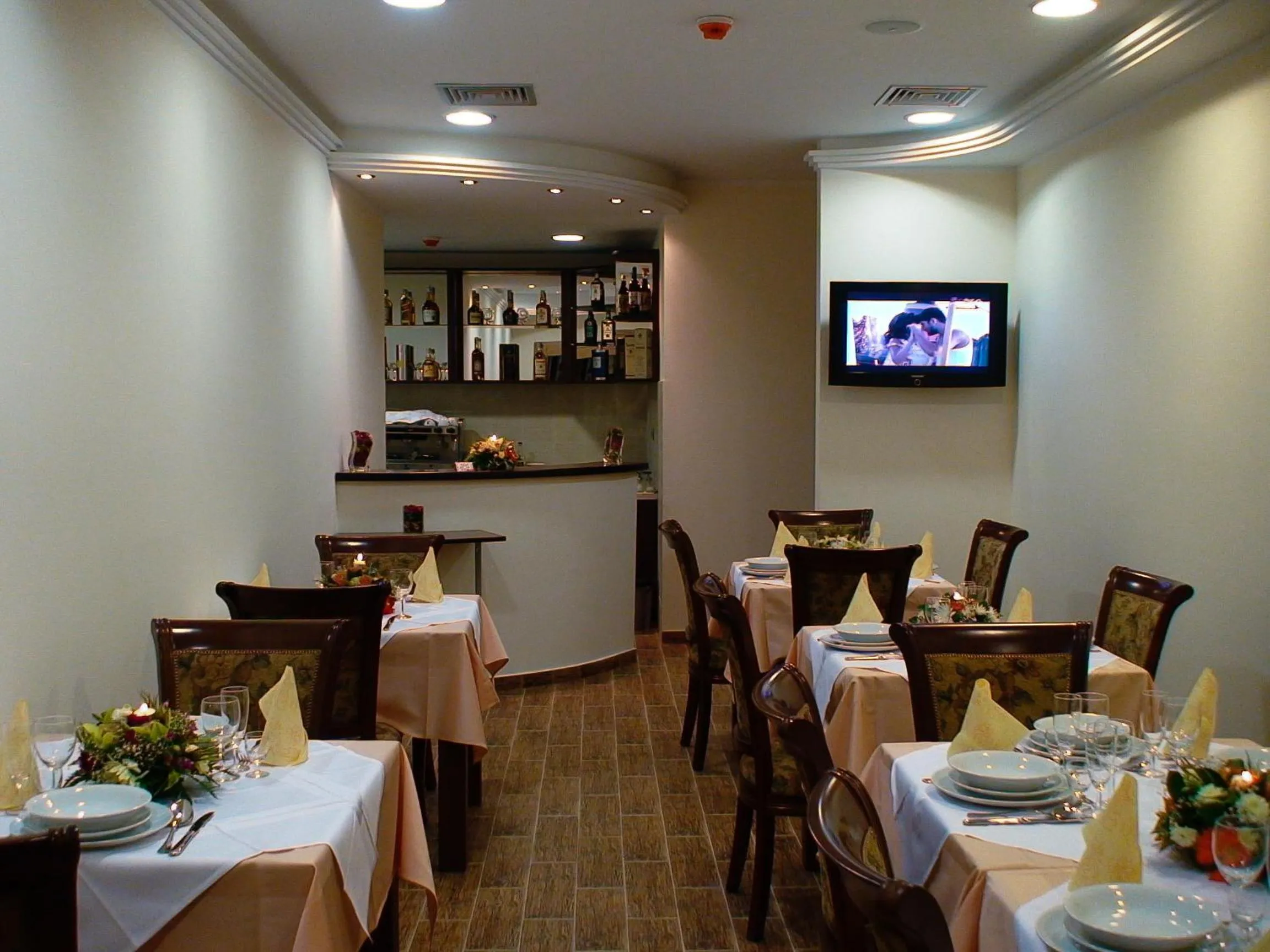 Restaurant/places to eat in Mali Hotel BaMBiS