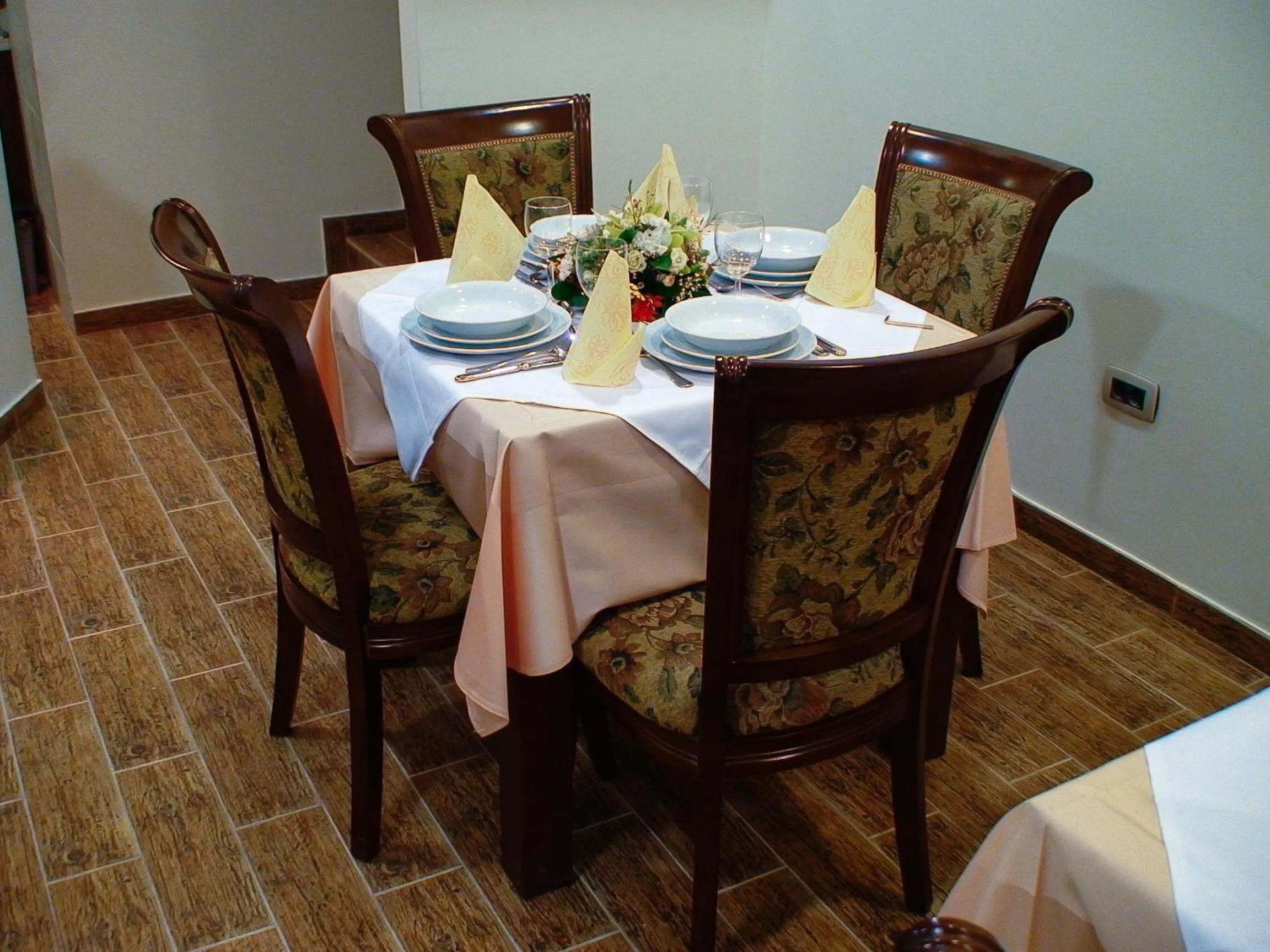 Restaurant/places to eat in Mali Hotel BaMBiS