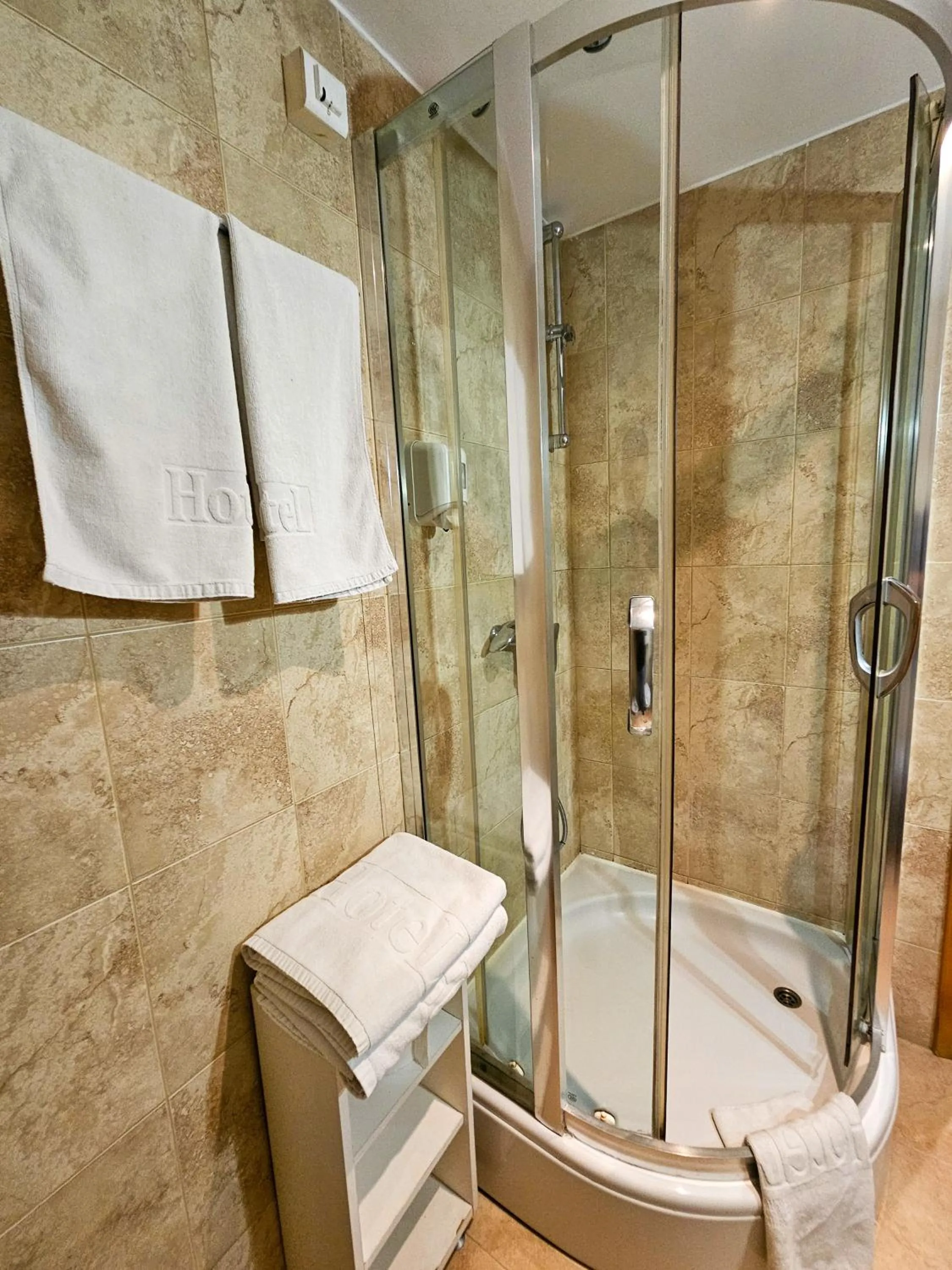 Shower in Mali Hotel BaMBiS