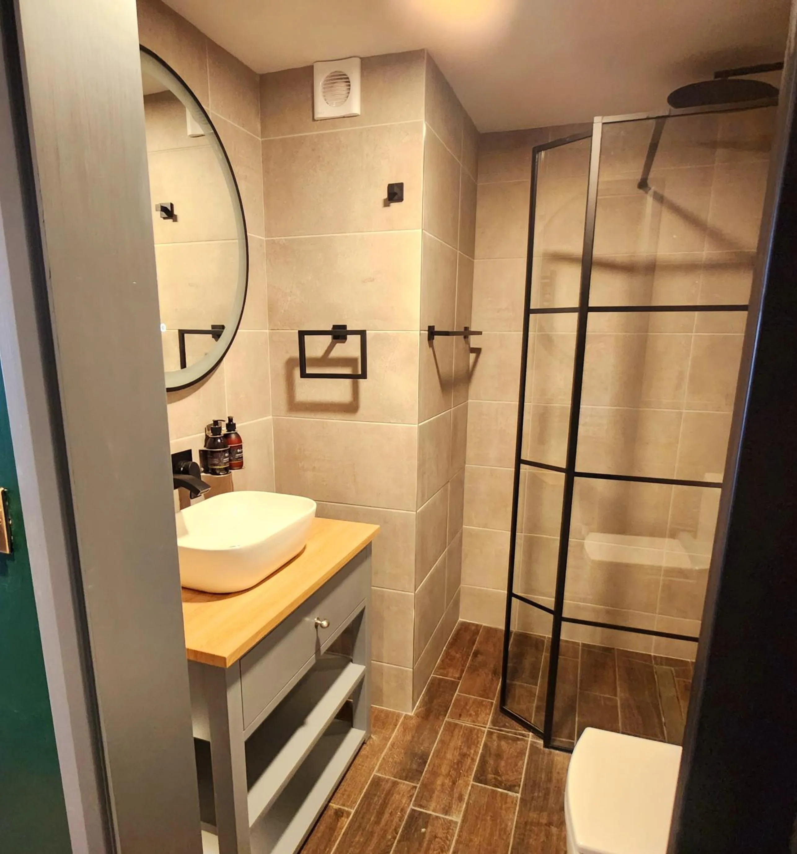 Bathroom in Pinnacle Suites Hotel