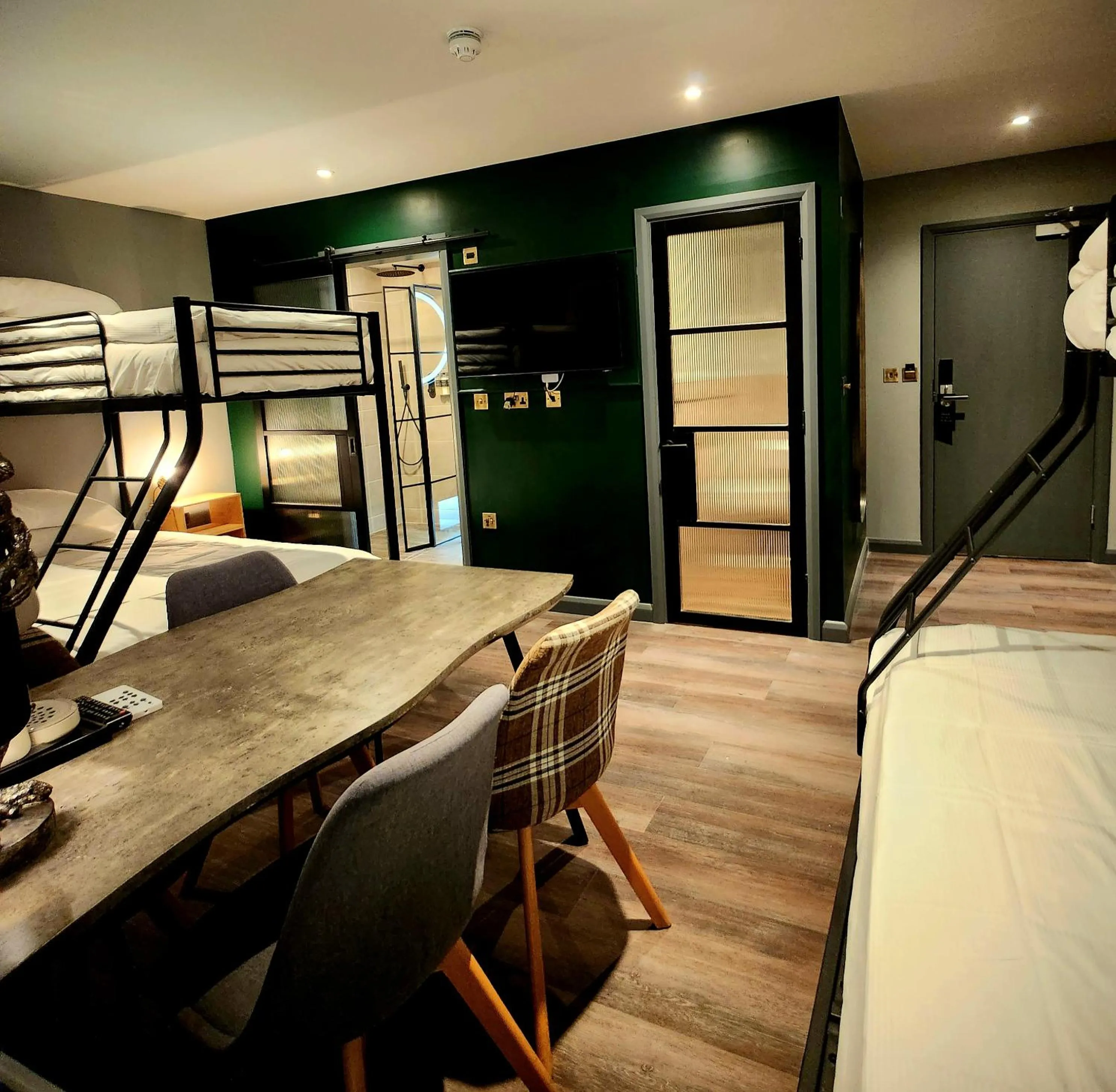 Bedroom, Bed in Pinnacle Suites Hotel