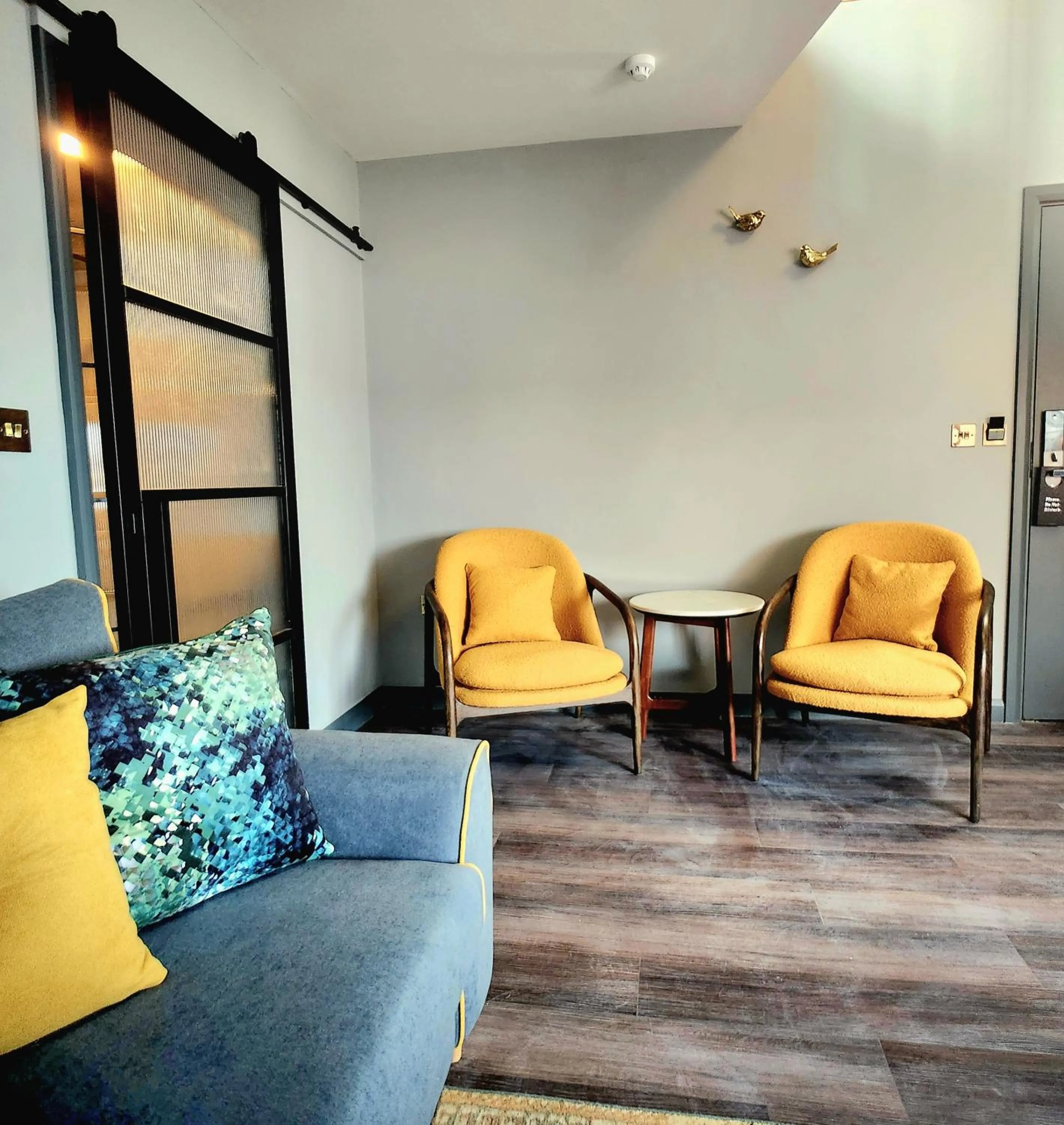 Living room in Pinnacle Suites Hotel