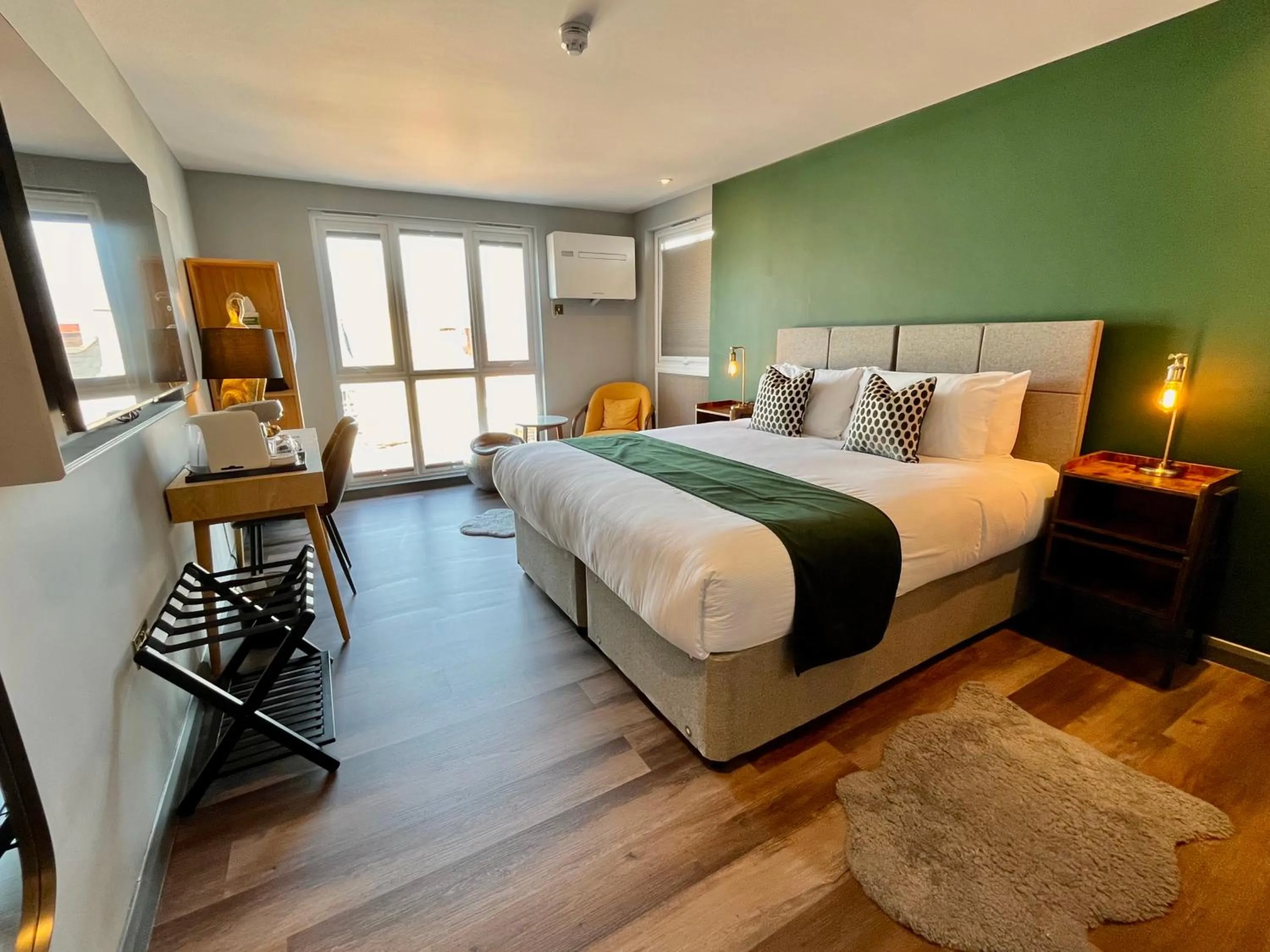 Photo of the whole room, Bed in Pinnacle Suites Hotel