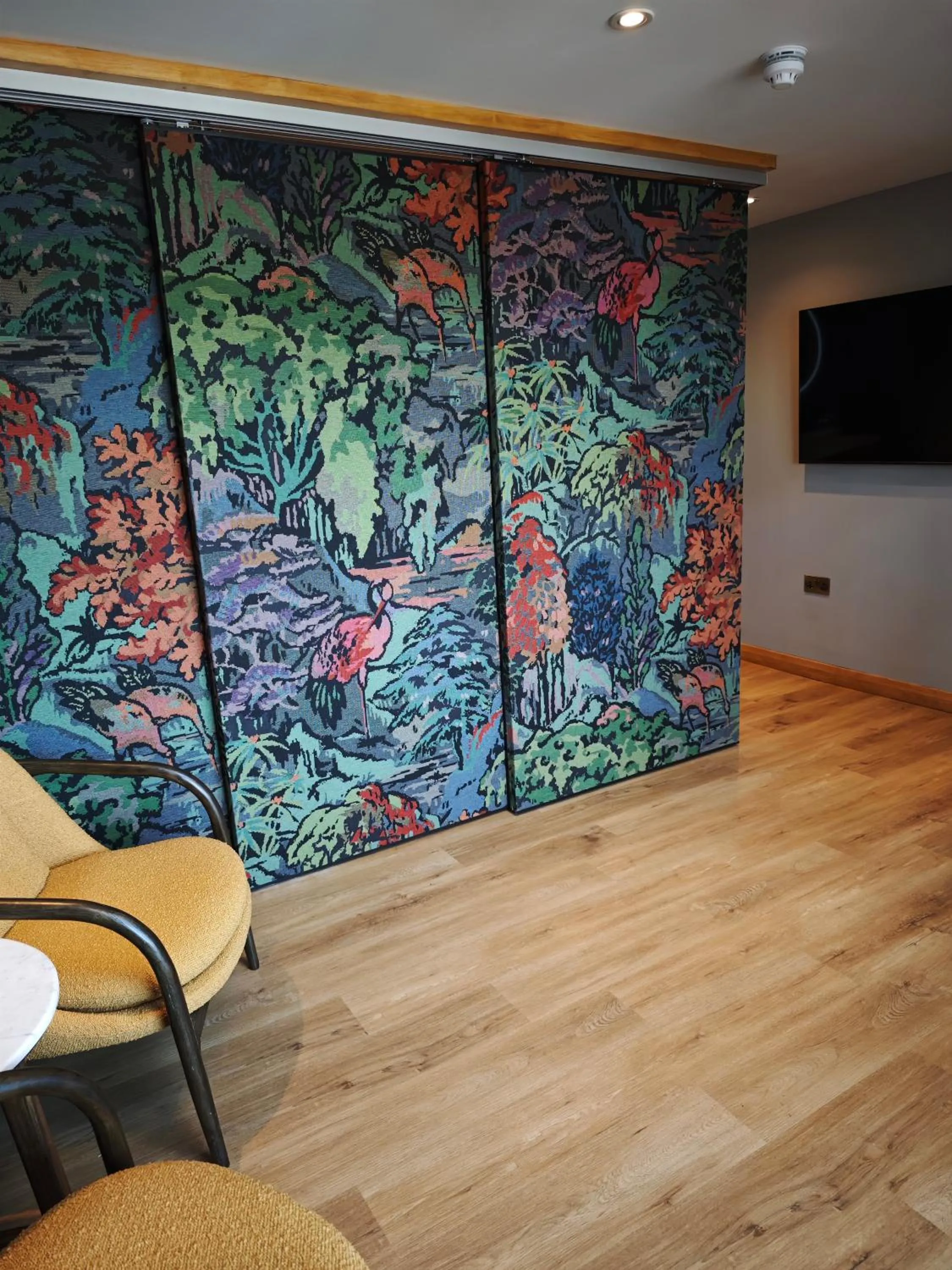 Communal lounge/ TV room in Pinnacle Suites Hotel