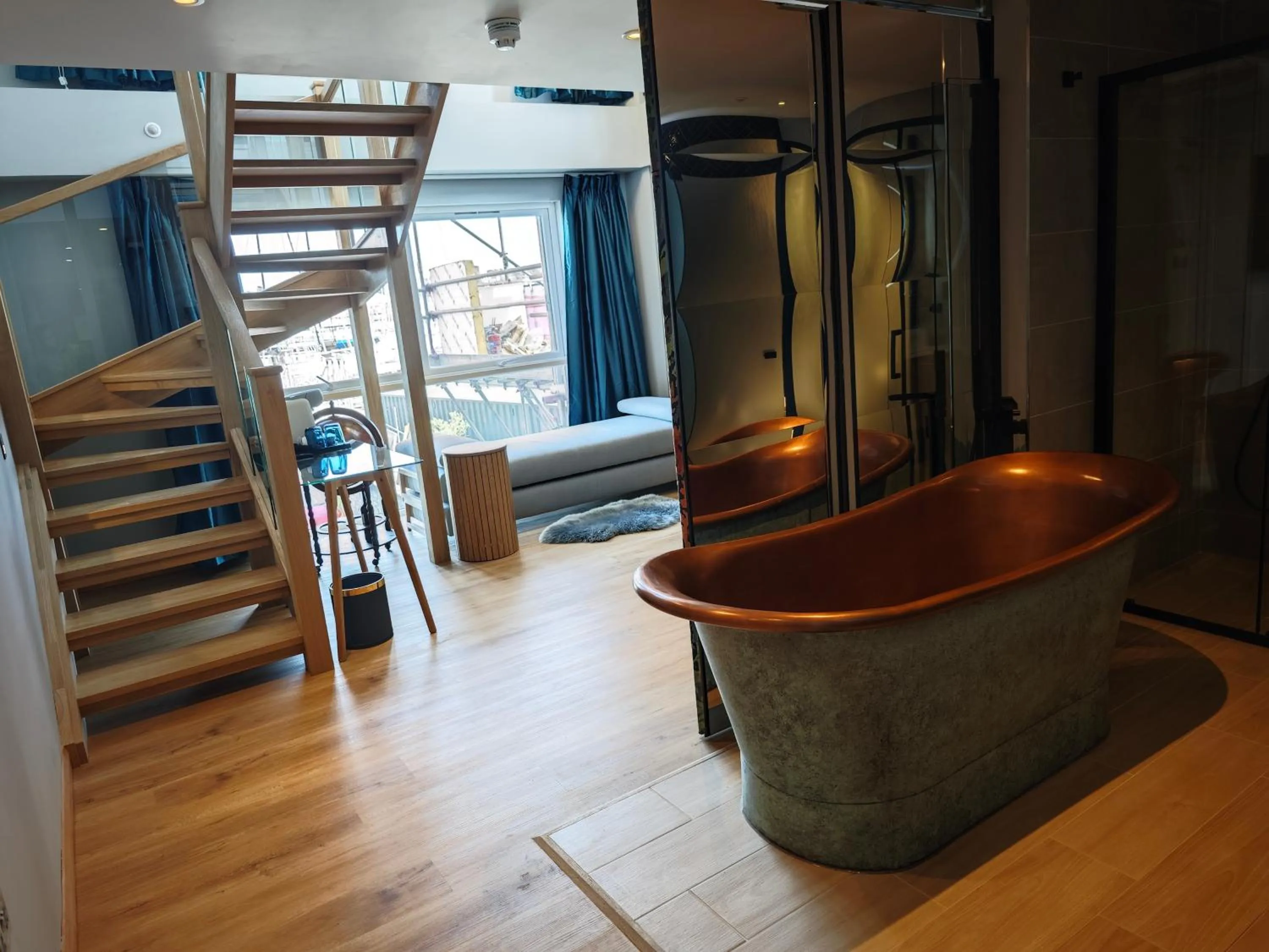 Living room in Pinnacle Suites Hotel