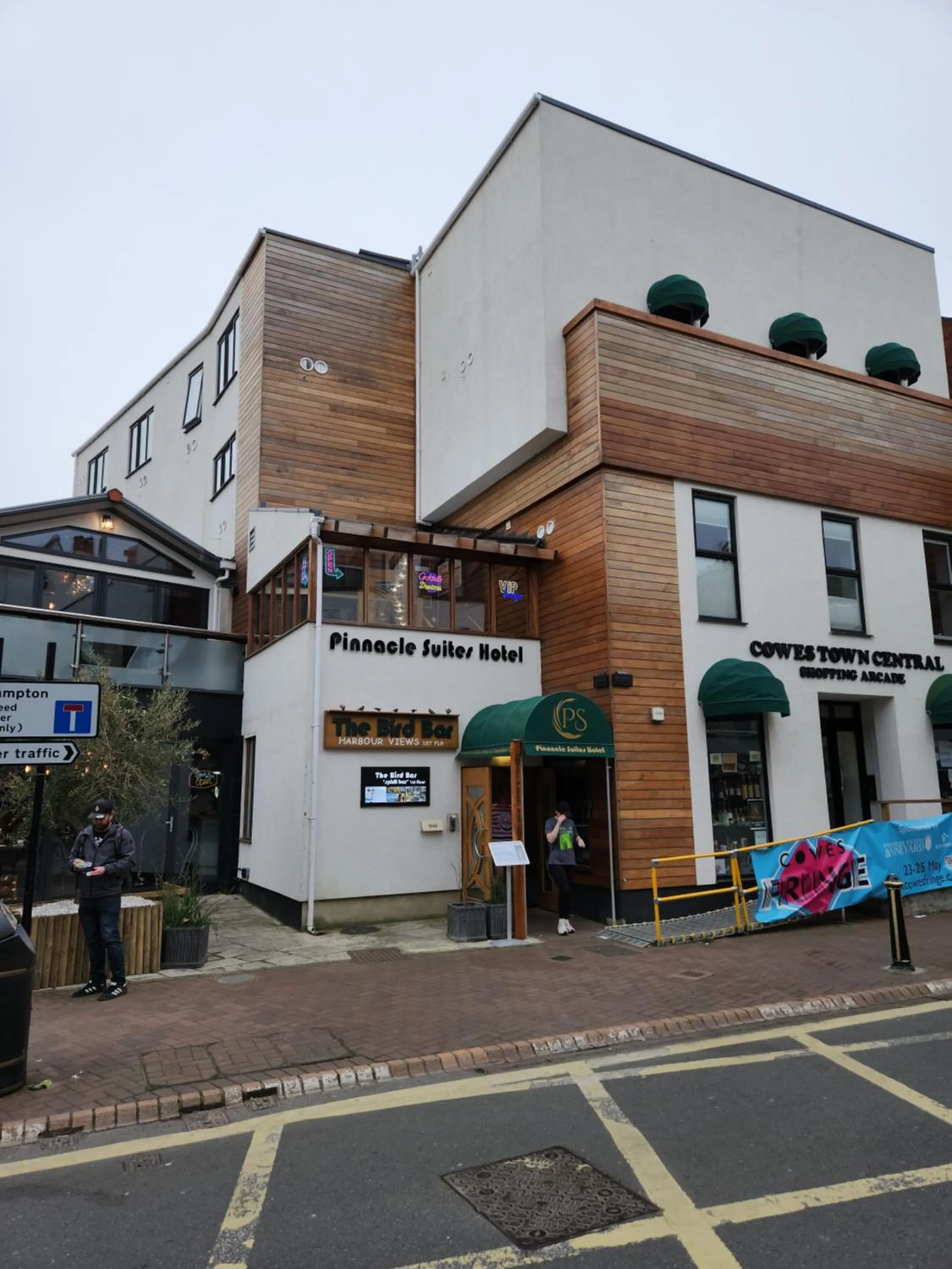 Pinnacle Suites Hotel