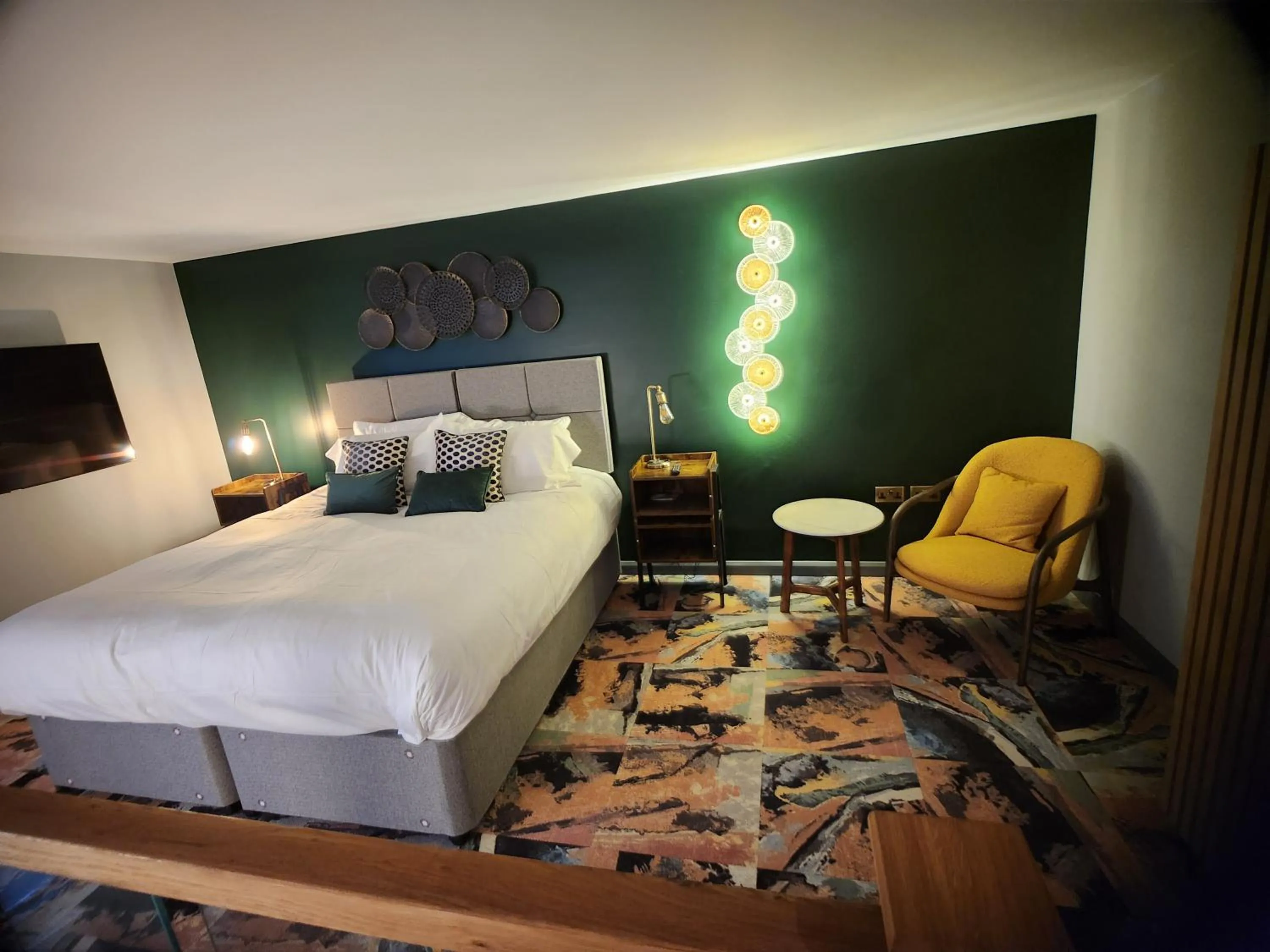 Bed in Pinnacle Suites Hotel