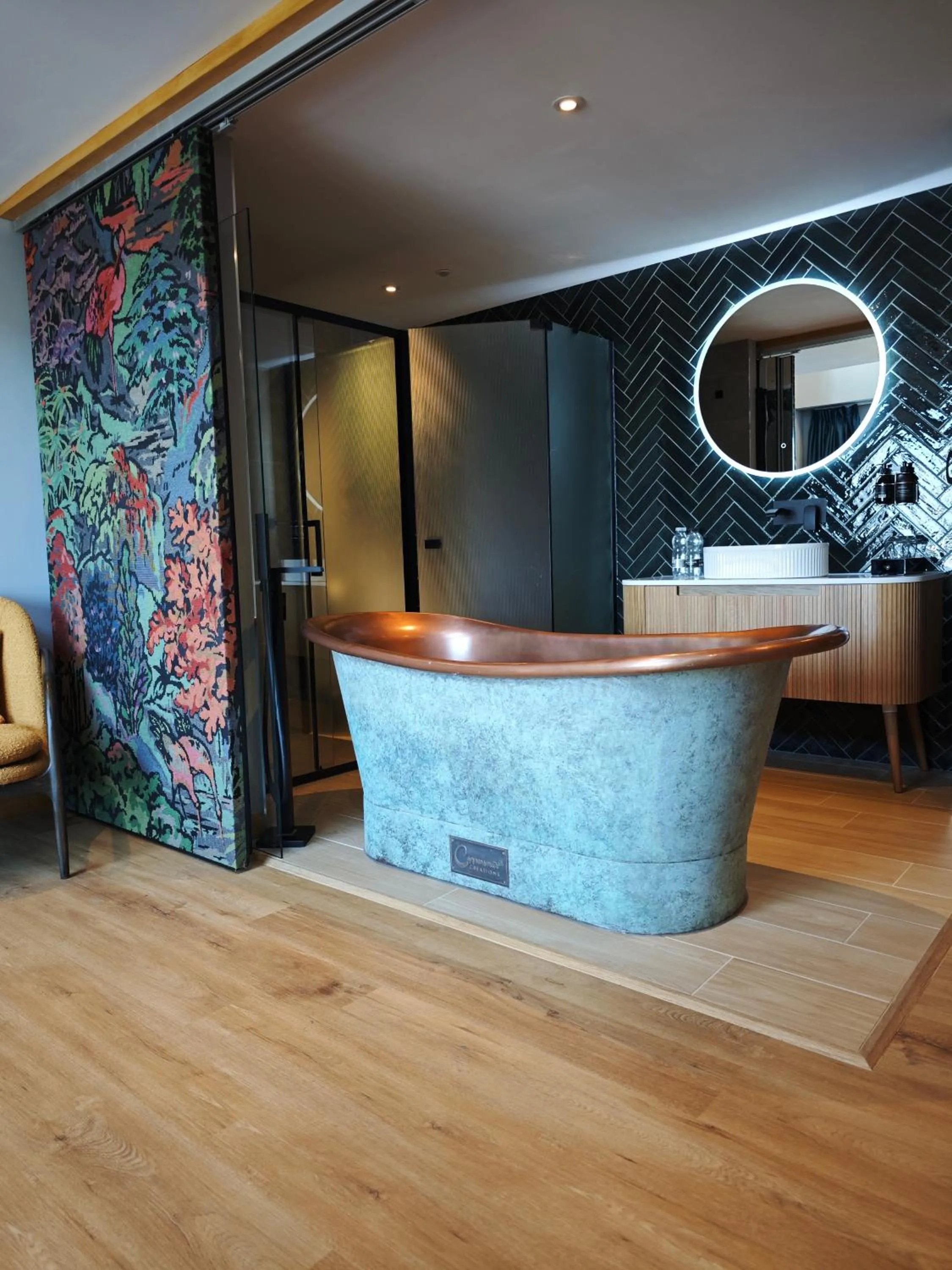 Pinnacle Suites Hotel