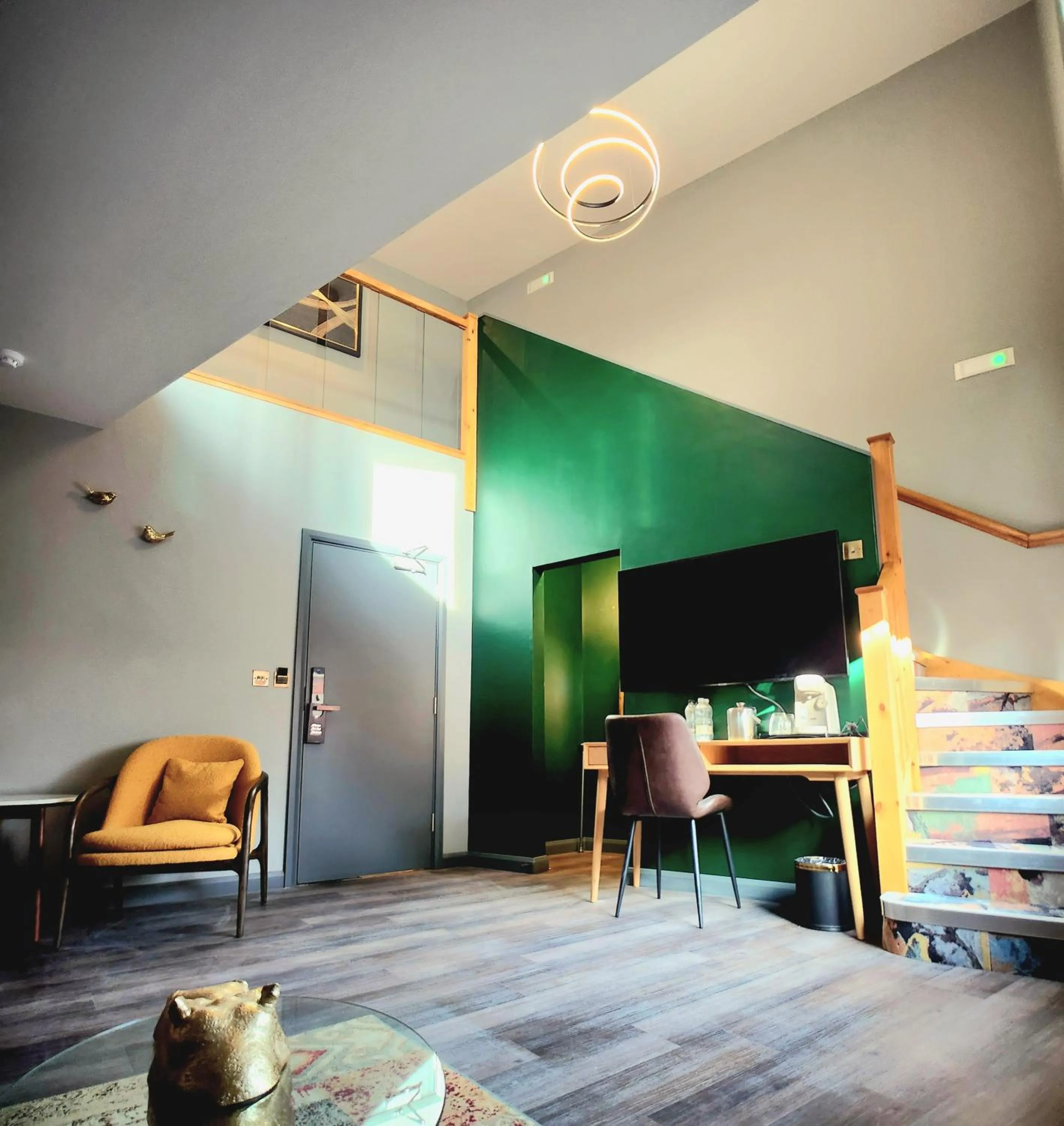 TV and multimedia in Pinnacle Suites Hotel