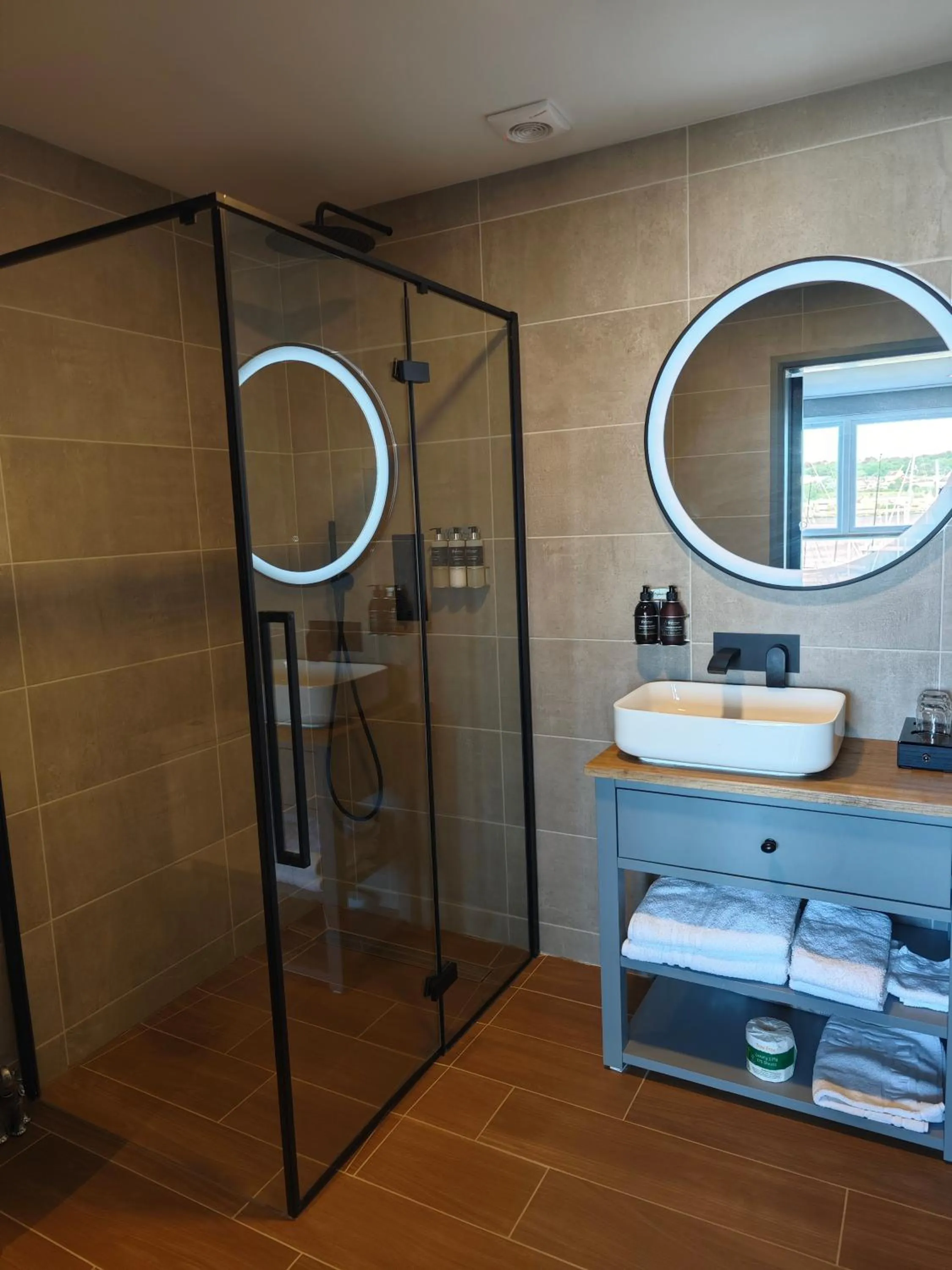 Pinnacle Suites Hotel