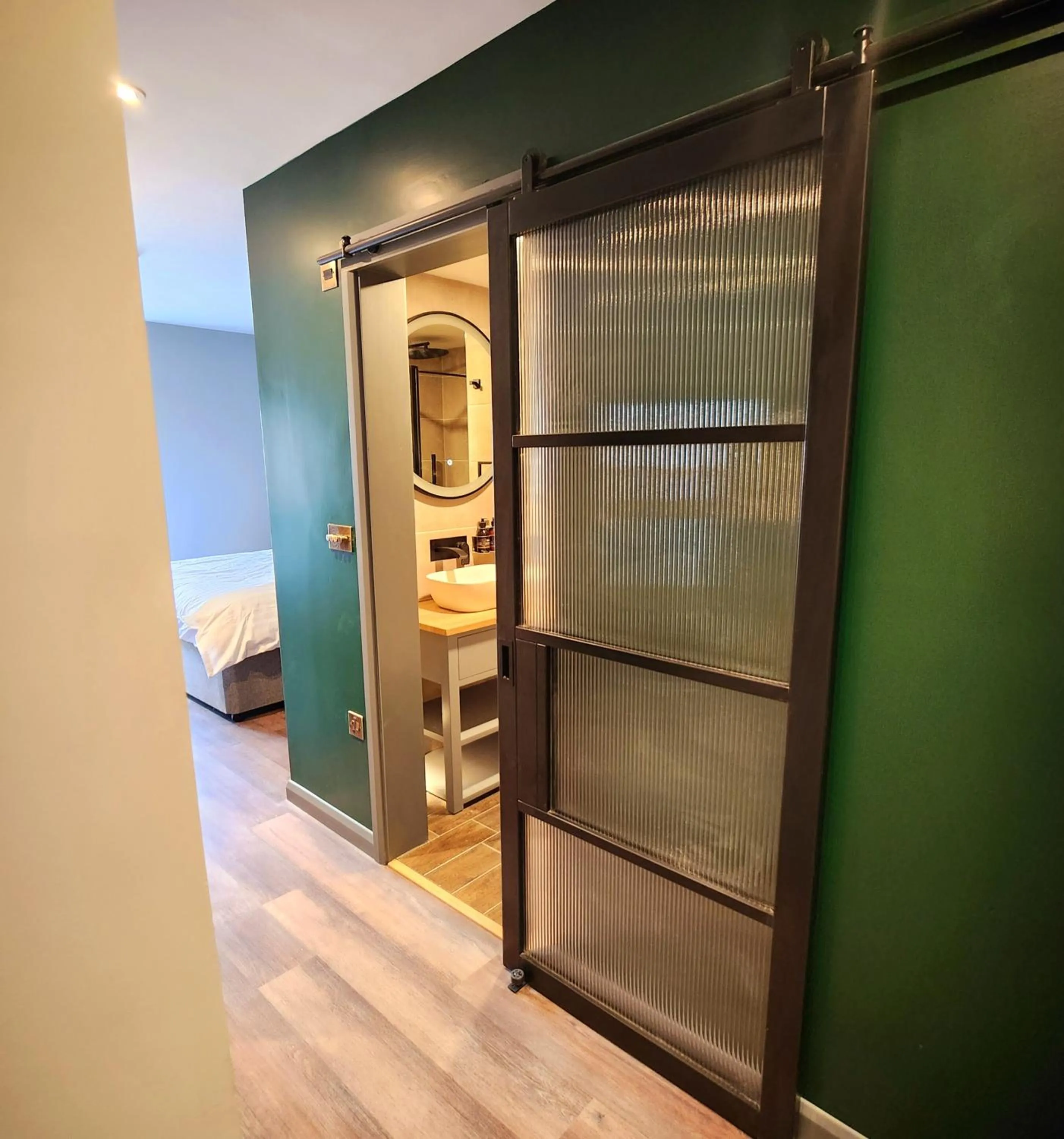 Bedroom, Bed in Pinnacle Suites Hotel