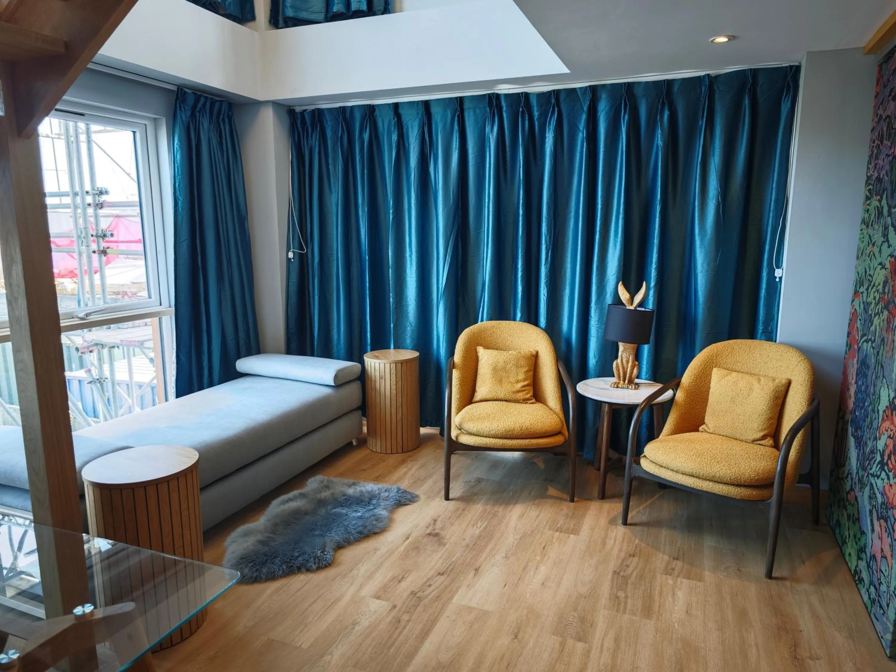 Living room, Bed in Pinnacle Suites Hotel