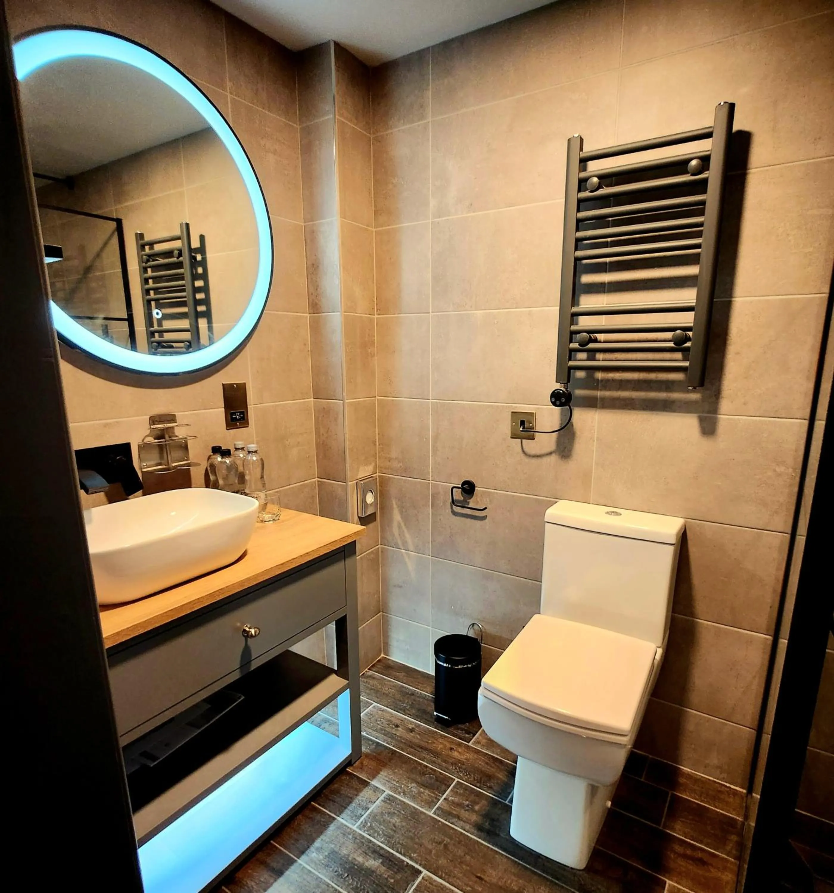 Toilet in Pinnacle Suites Hotel