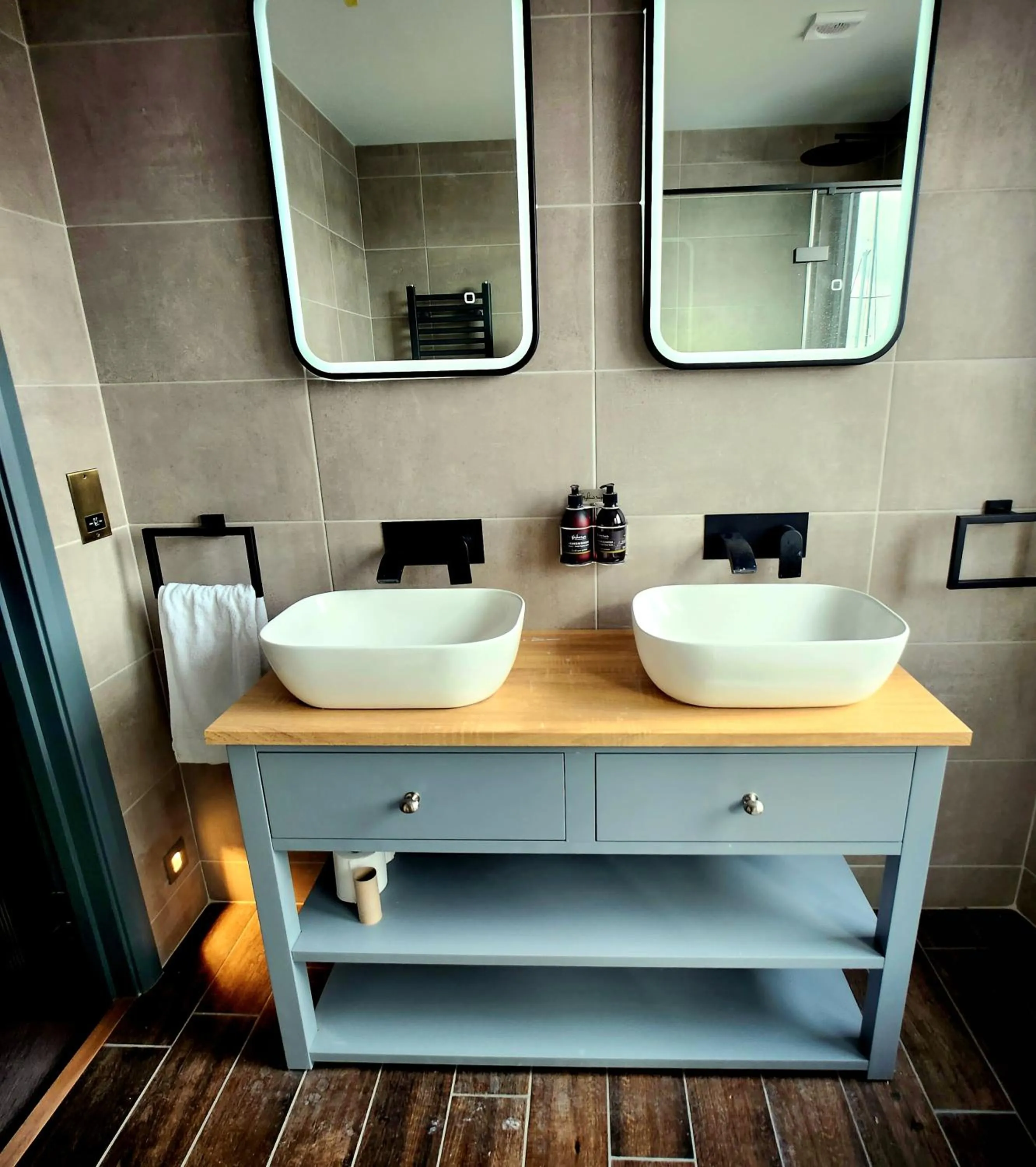 Bathroom in Pinnacle Suites Hotel