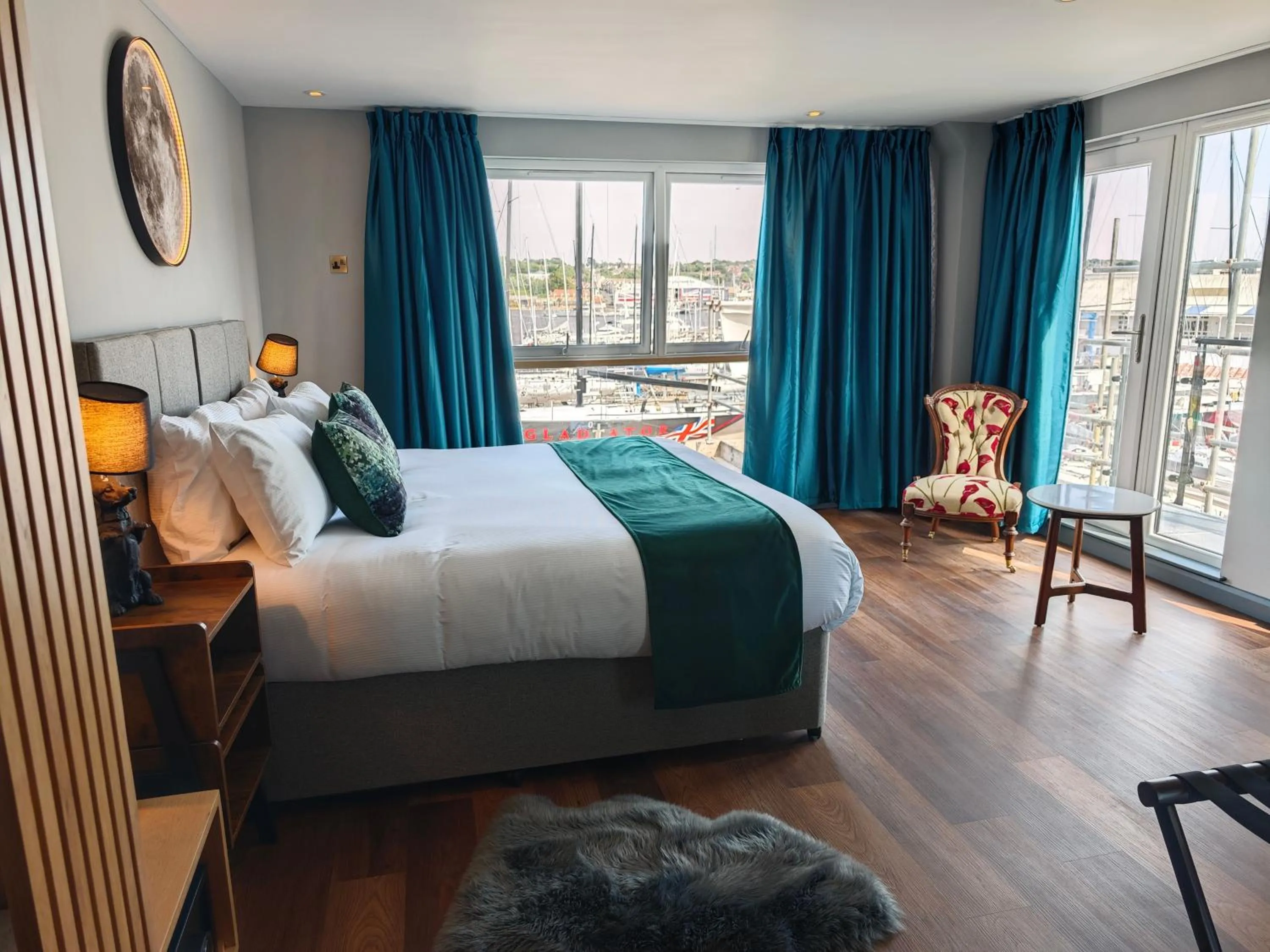 Photo of the whole room, Bed in Pinnacle Suites Hotel