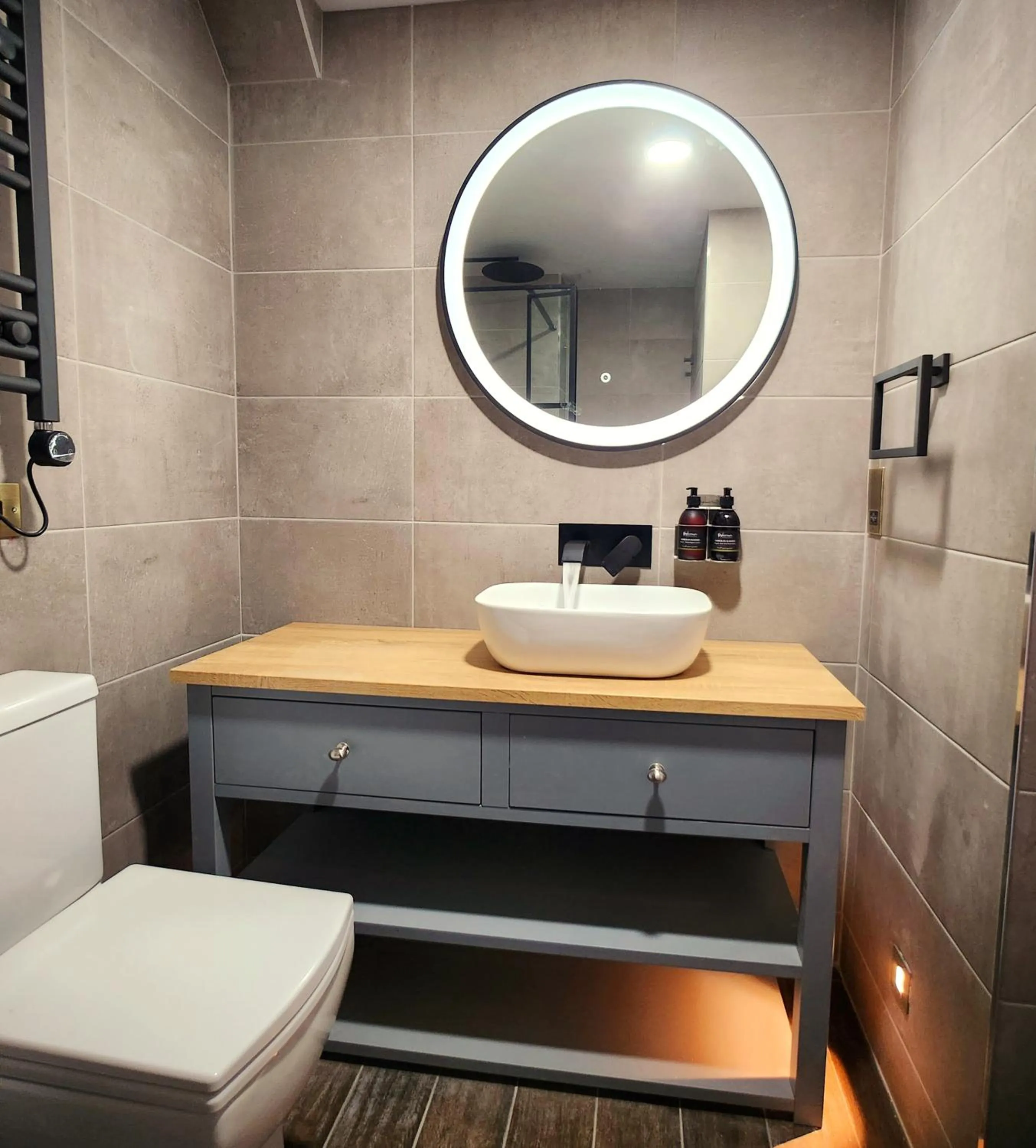 Bathroom in Pinnacle Suites Hotel
