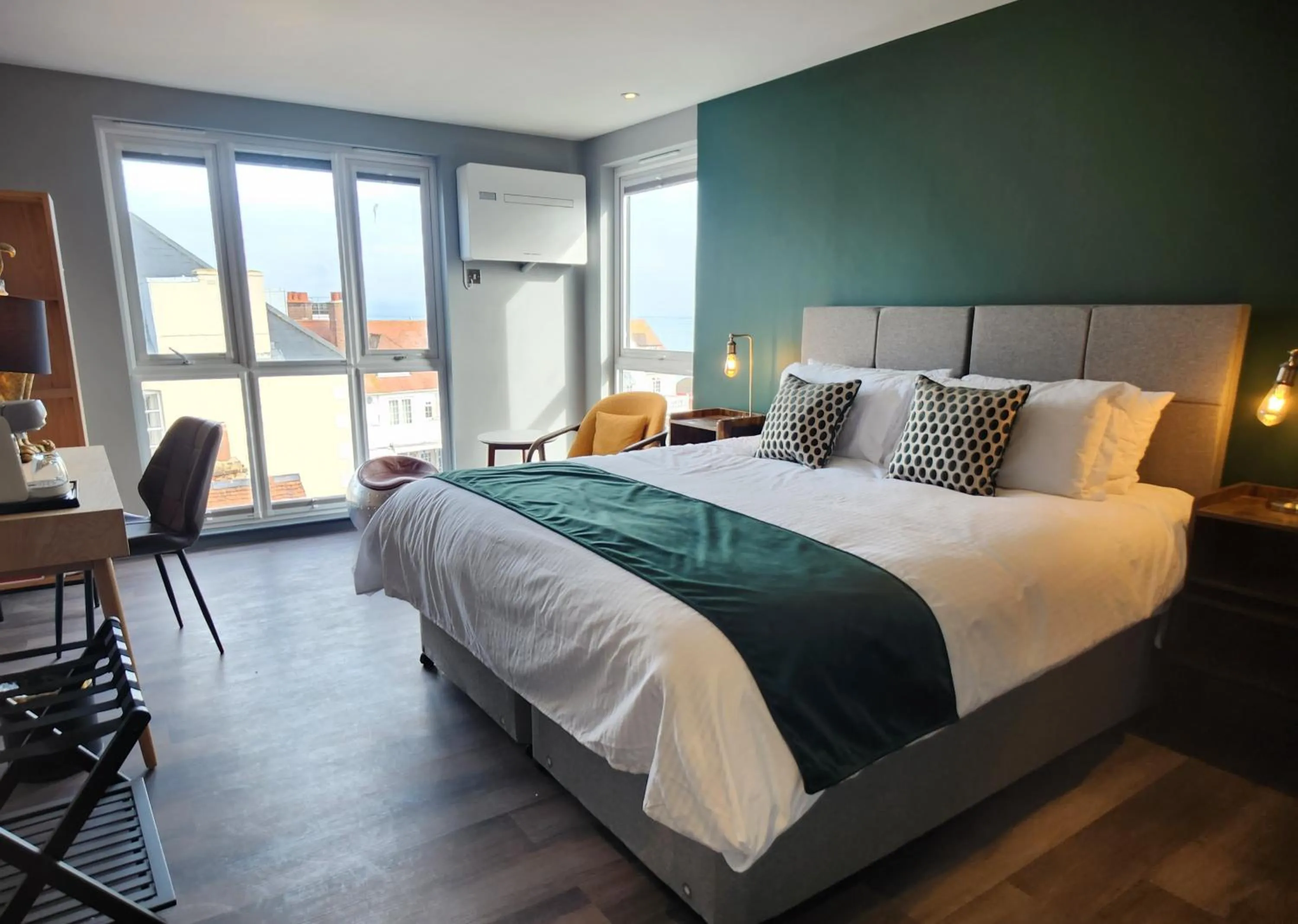 Photo of the whole room, Bed in Pinnacle Suites Hotel