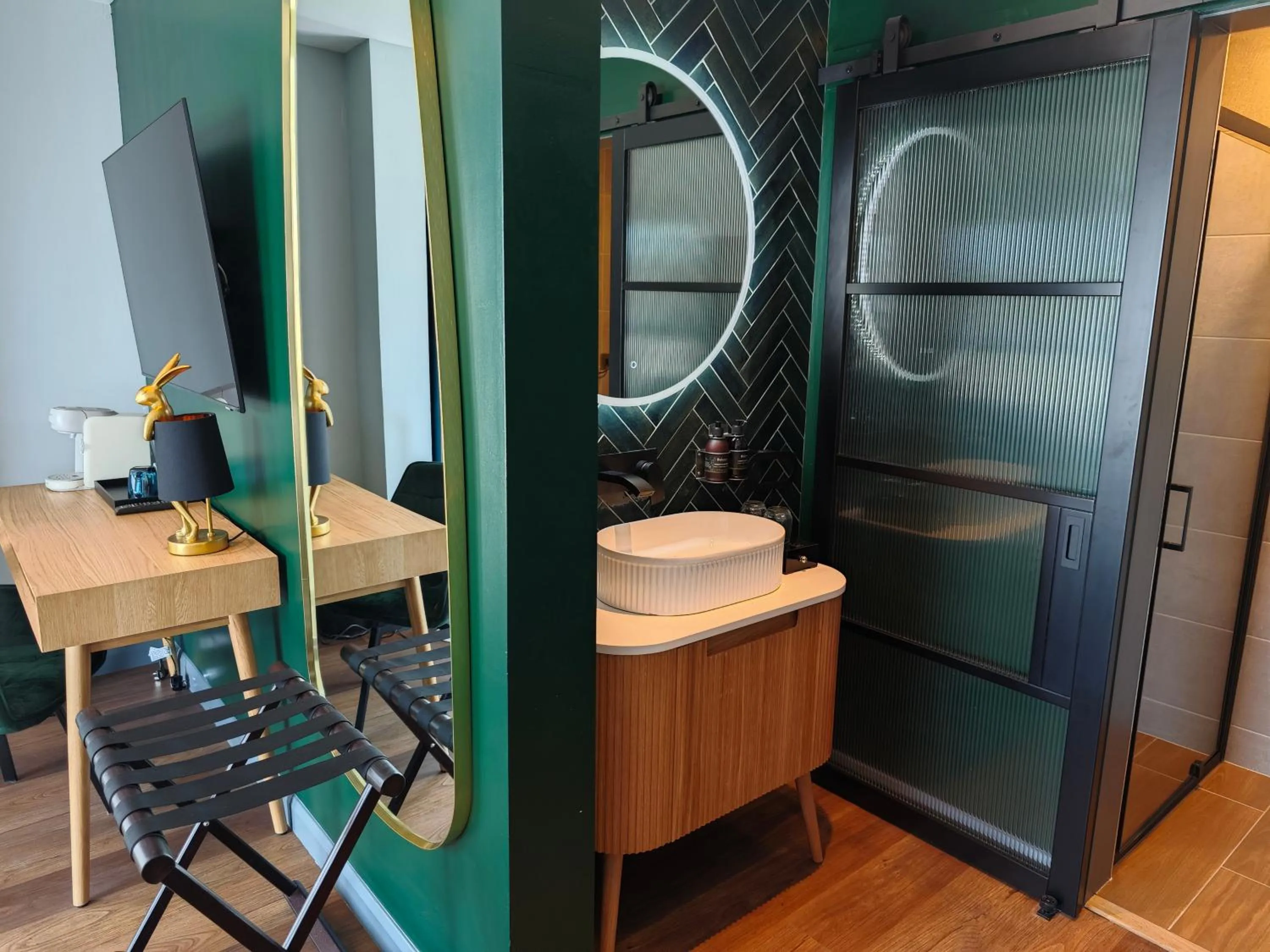 Bathroom in Pinnacle Suites Hotel