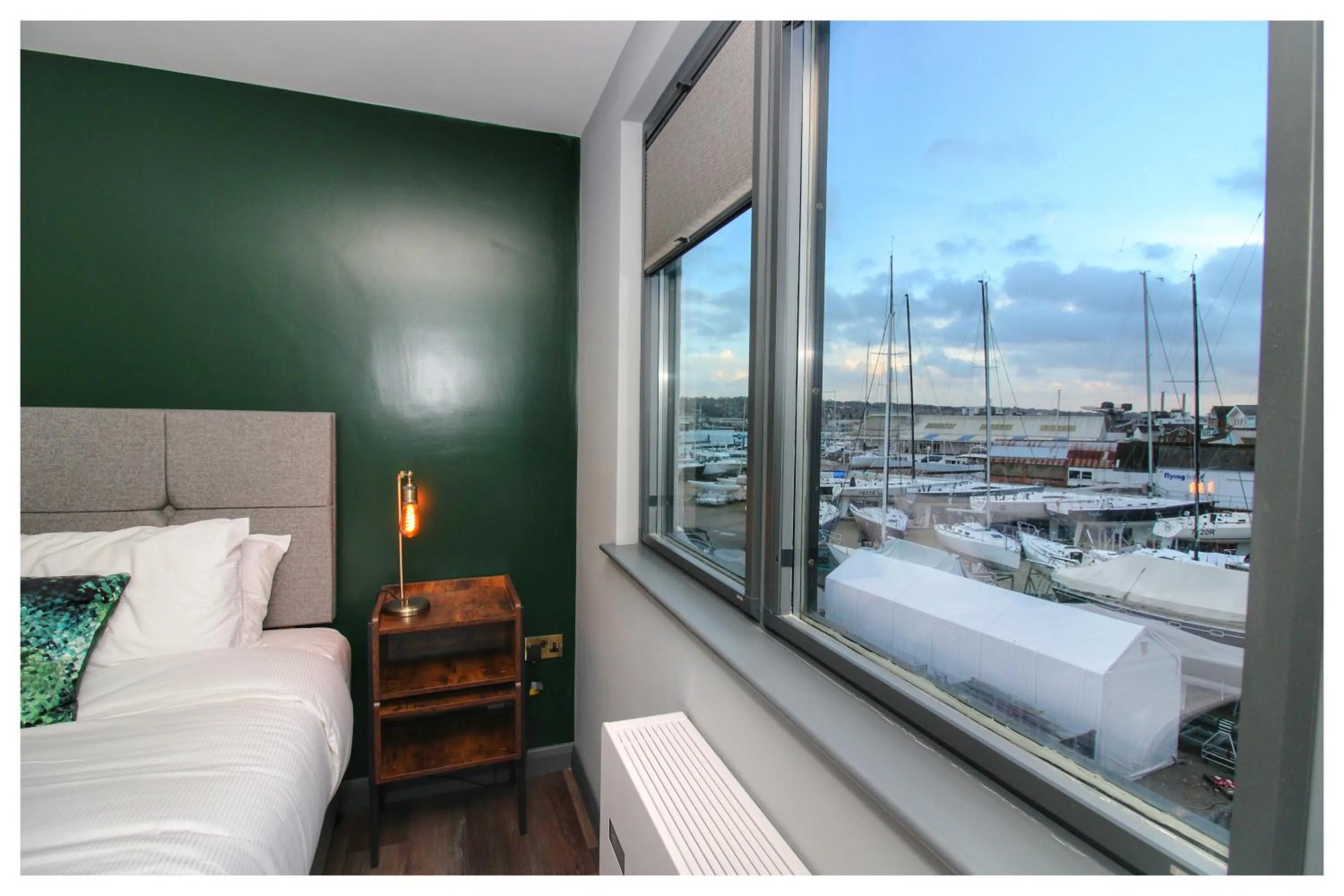 Sea view, Bed in Pinnacle Suites Hotel