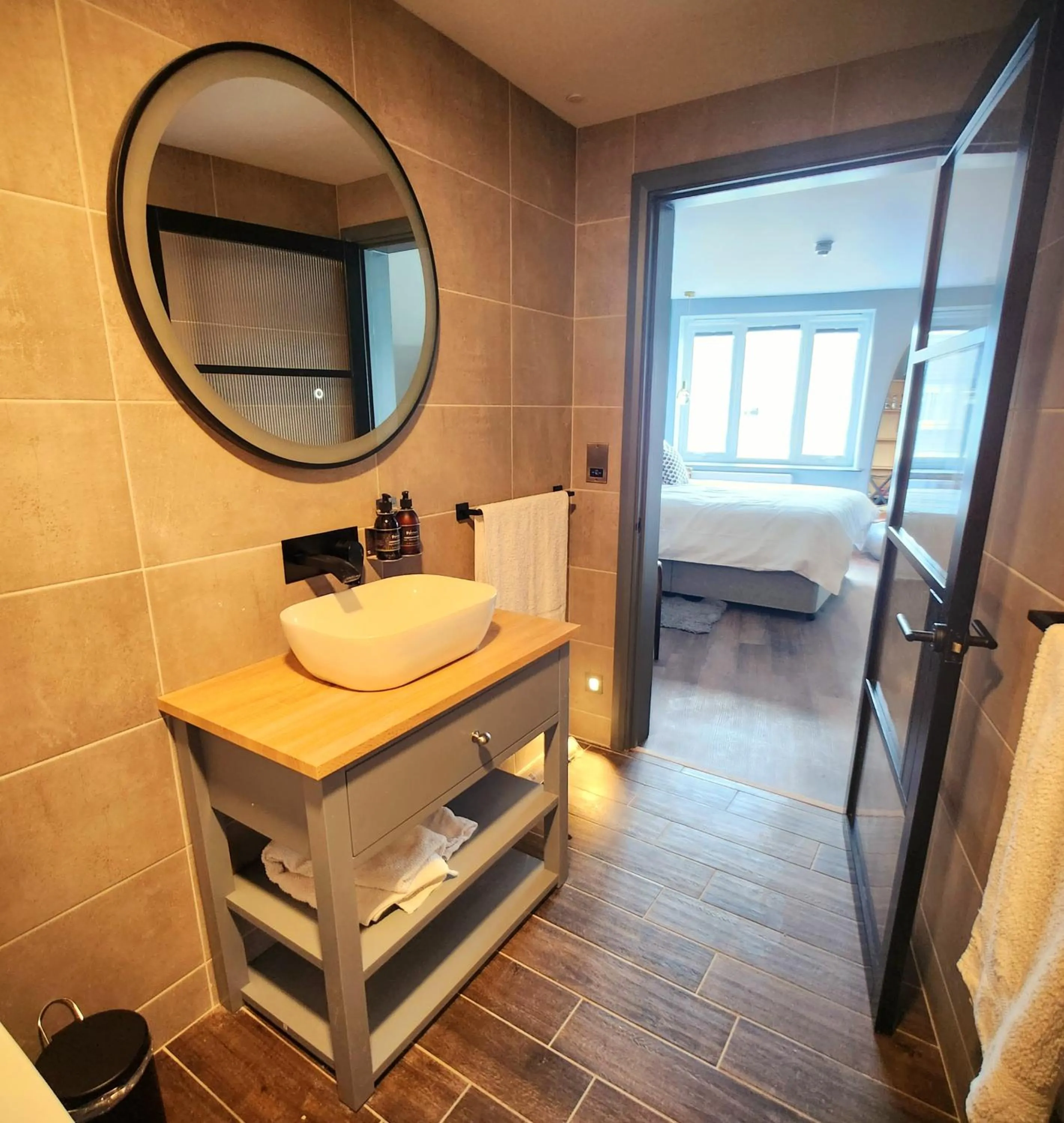 Bathroom, Bed in Pinnacle Suites Hotel