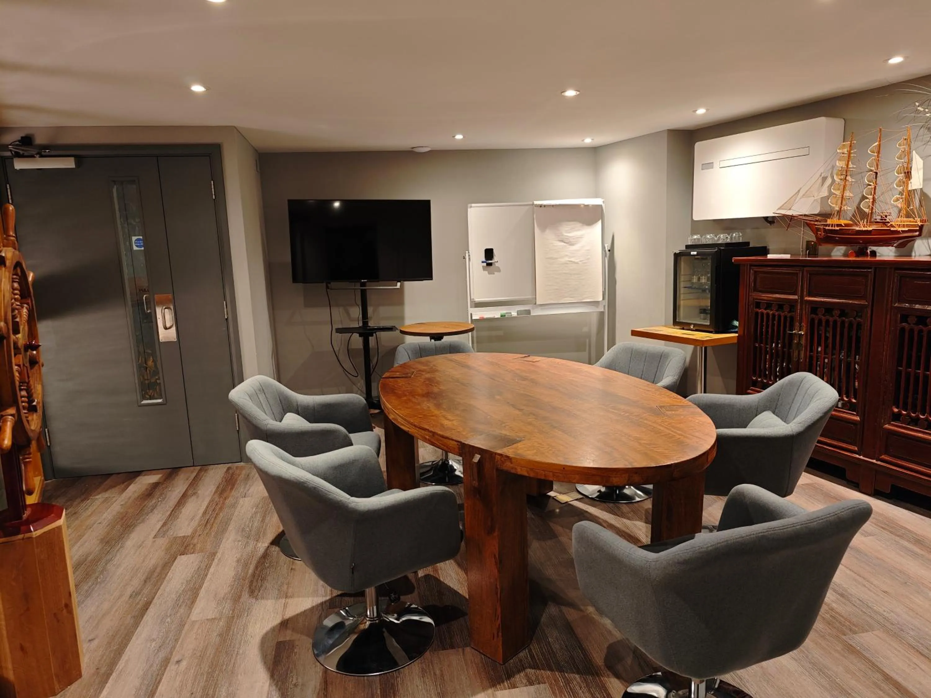 Pinnacle Suites Hotel