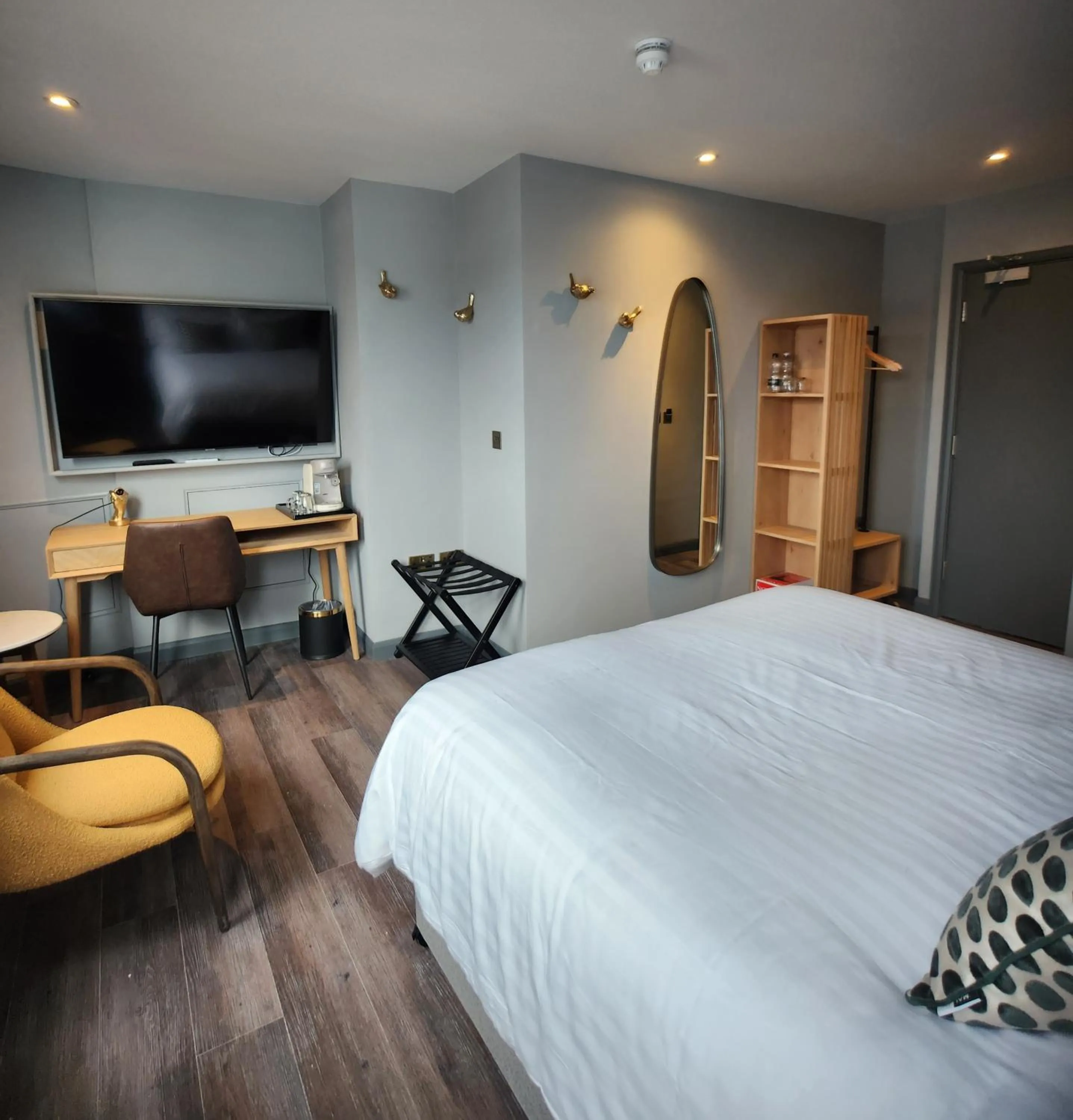 Bed in Pinnacle Suites Hotel