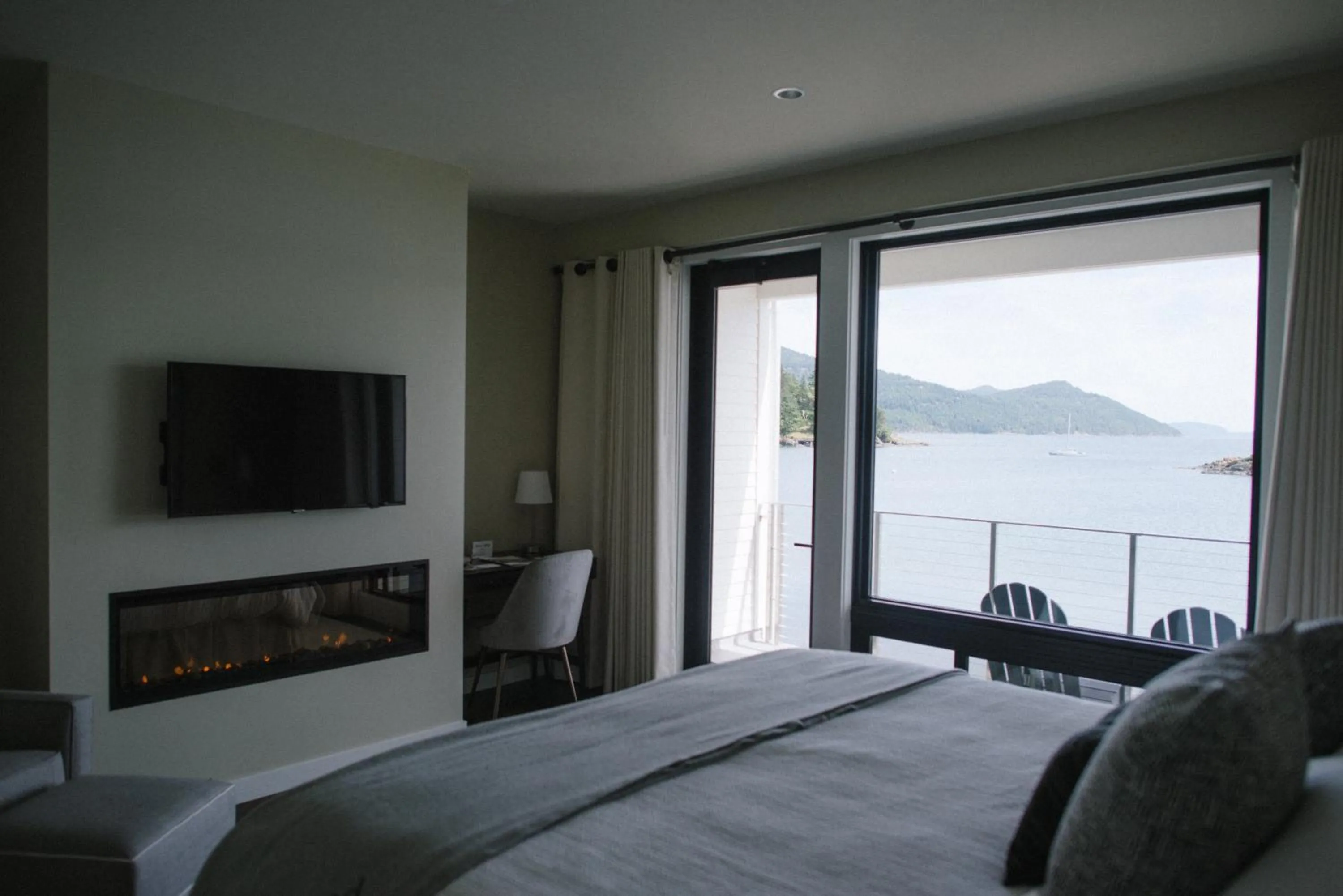 Bed in Outlook Inn on Orcas Island