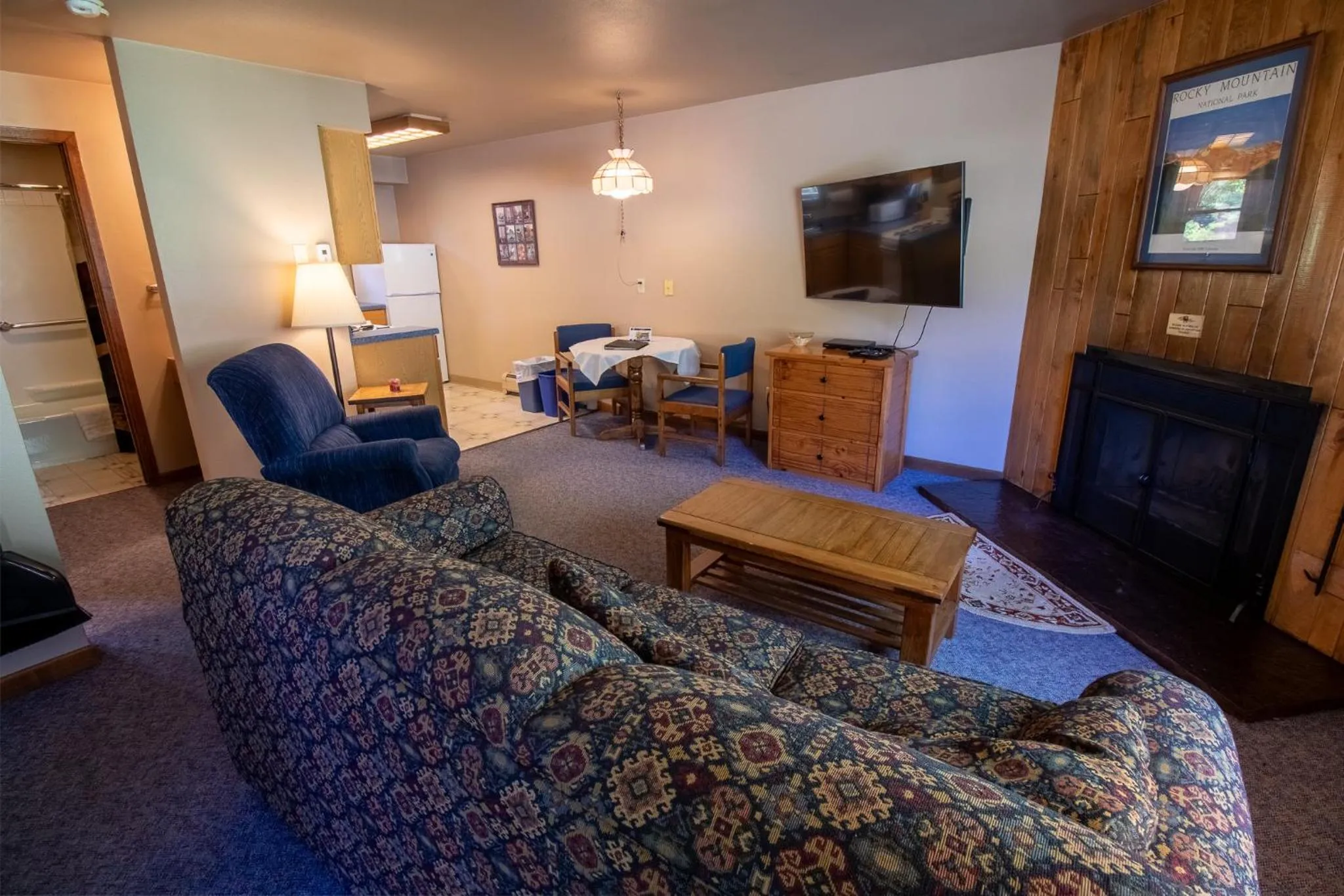 Living room in Castle Mountain Lodge