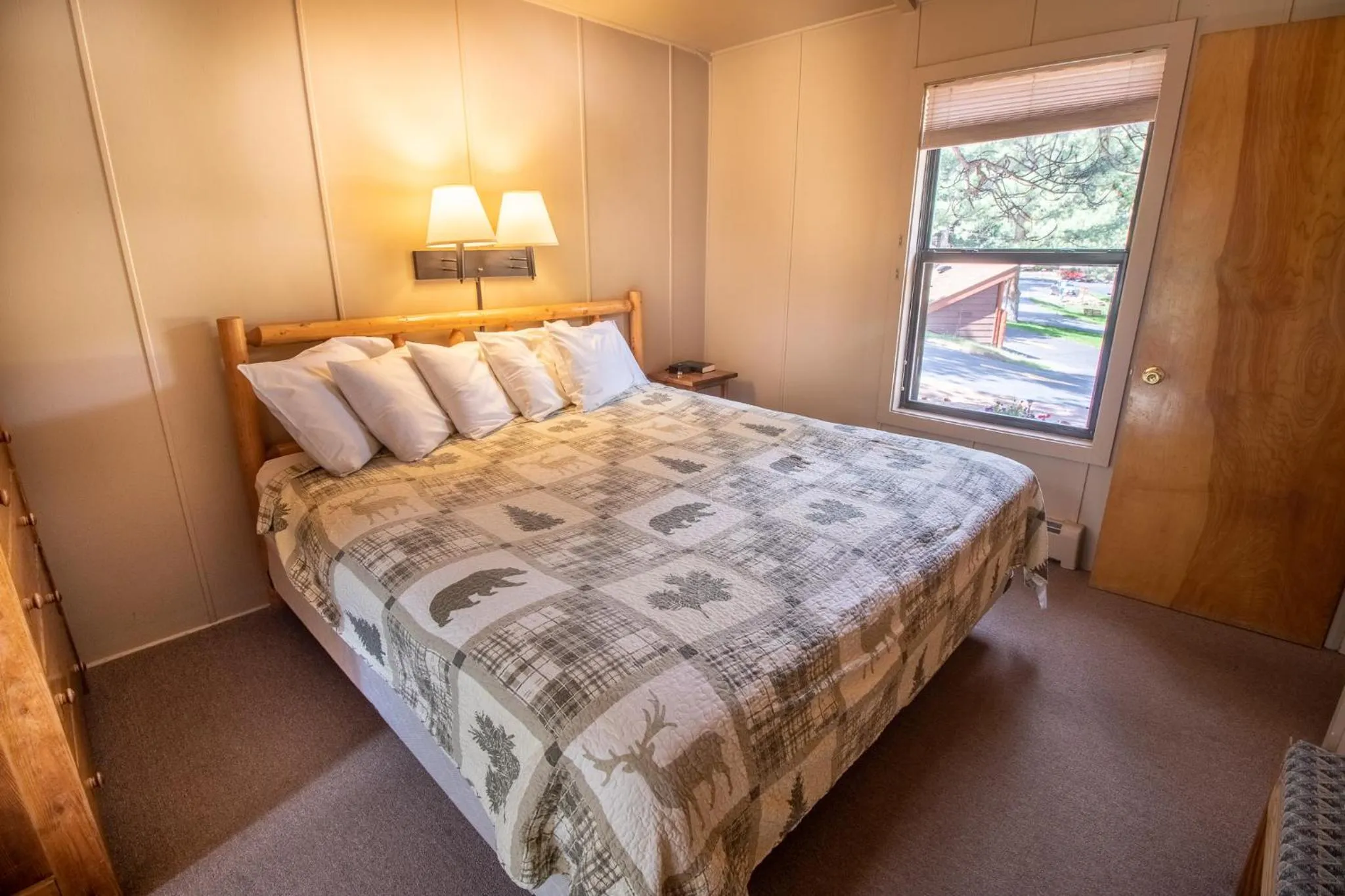 Bedroom, Bed in Castle Mountain Lodge