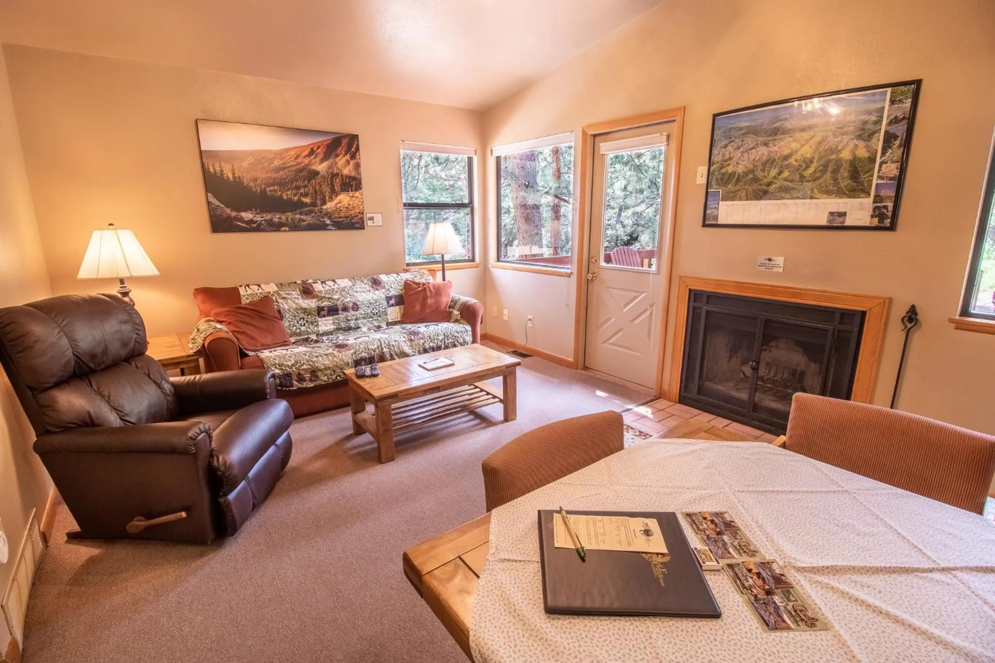Living room in Castle Mountain Lodge