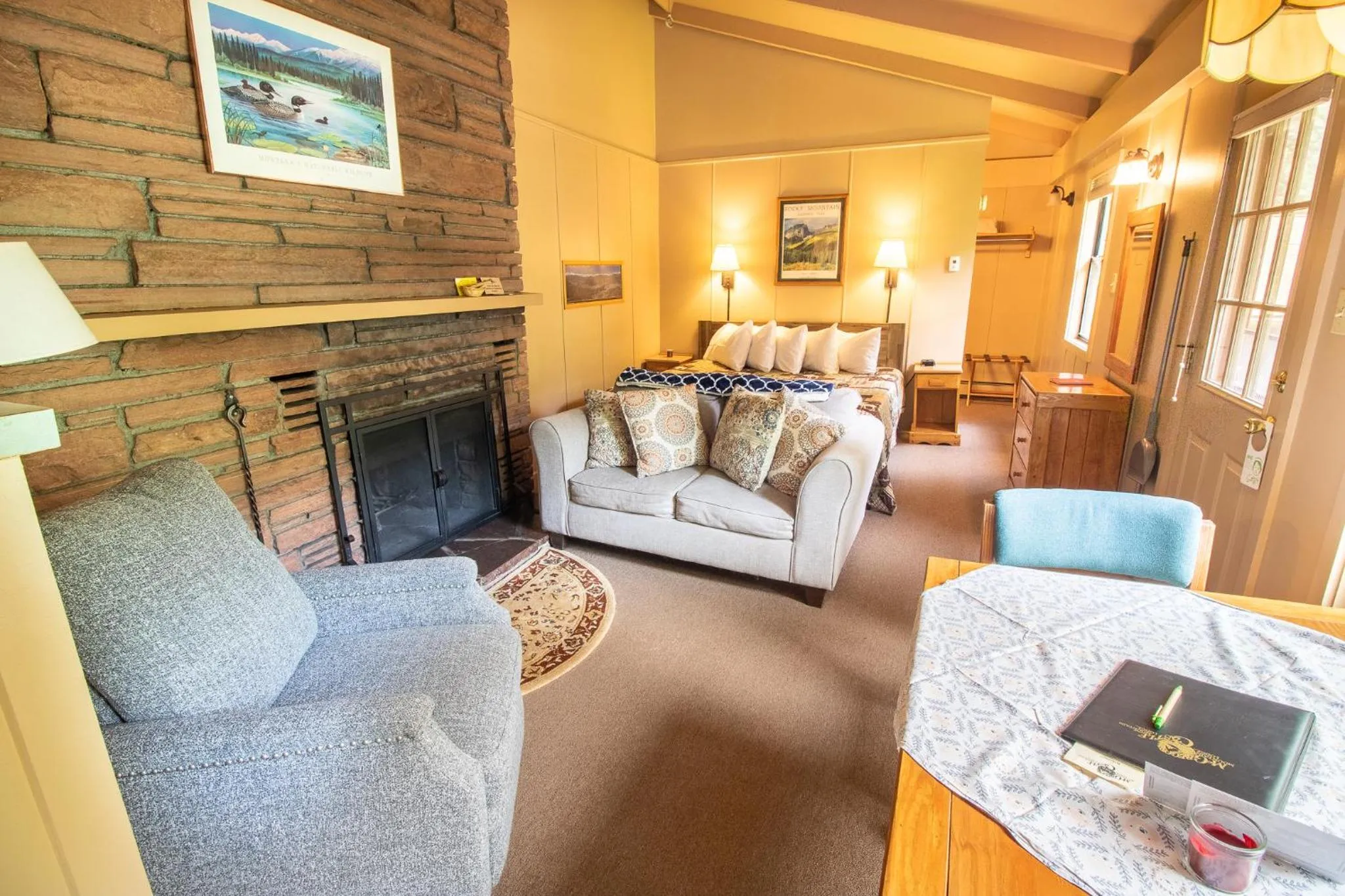 Living room in Castle Mountain Lodge