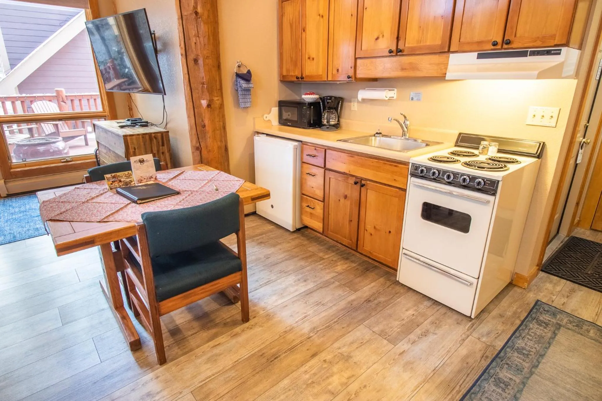 Kitchen or kitchenette in Castle Mountain Lodge