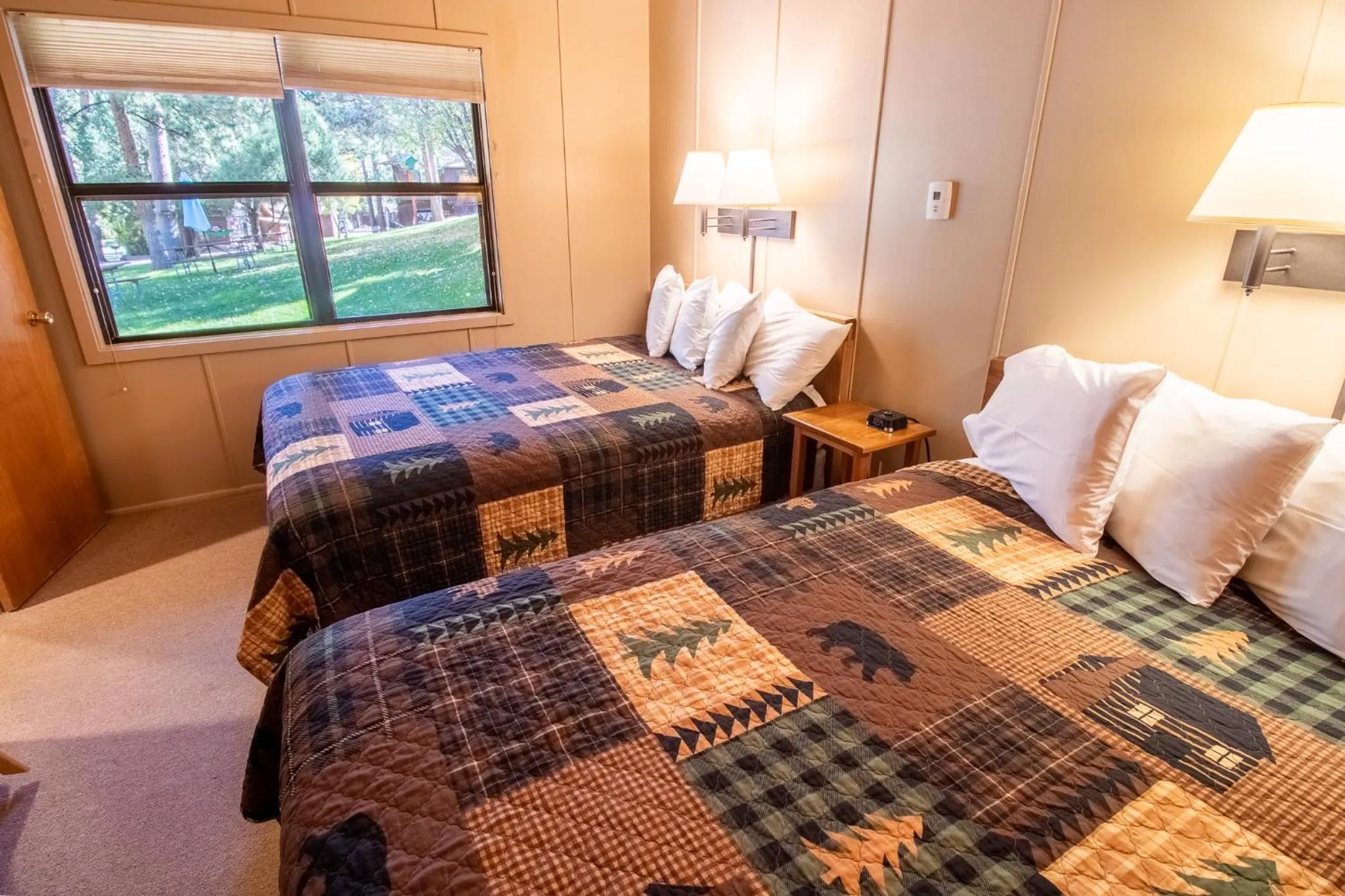Bedroom, Bed in Castle Mountain Lodge