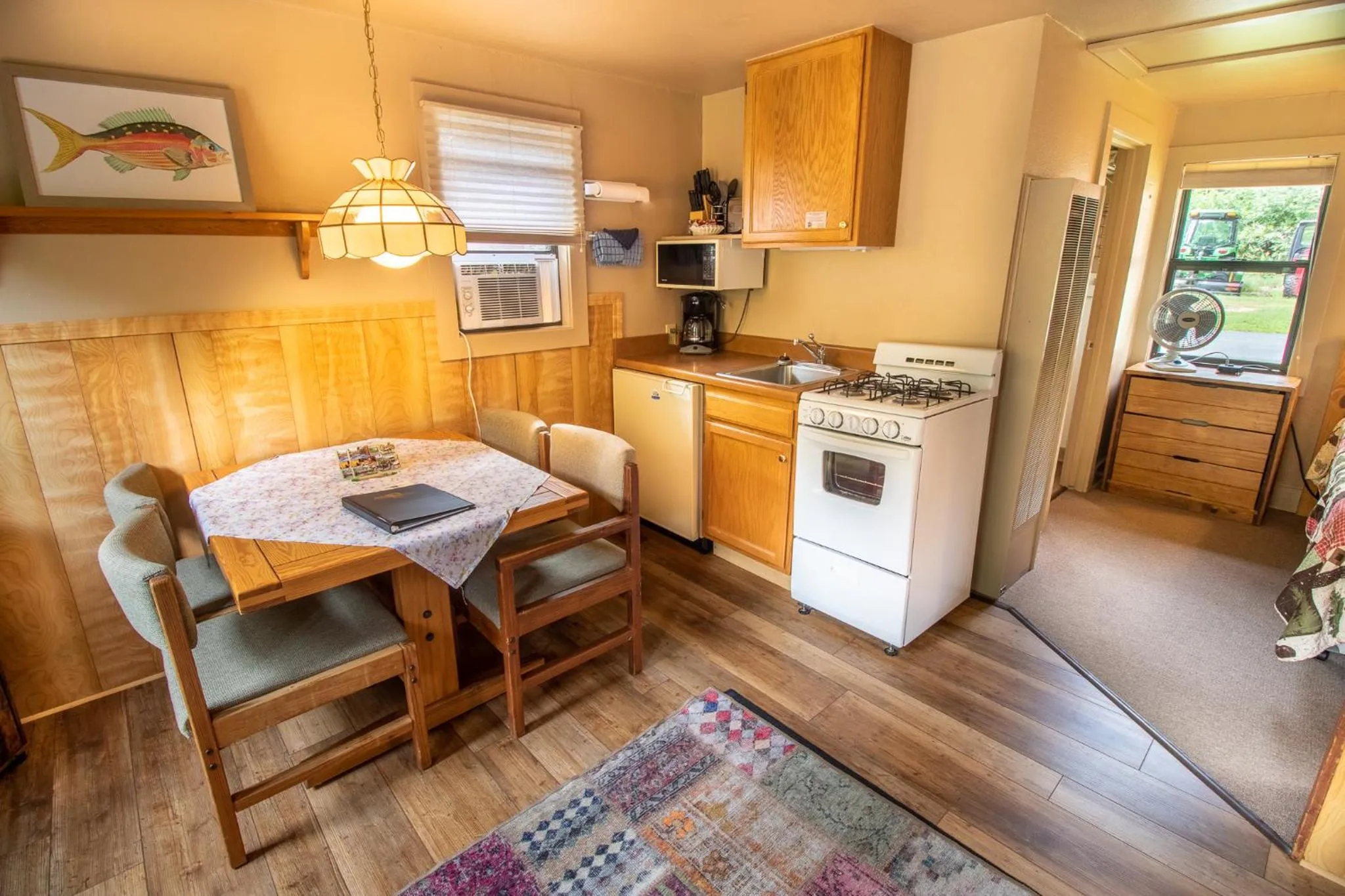 Kitchen or kitchenette in Castle Mountain Lodge