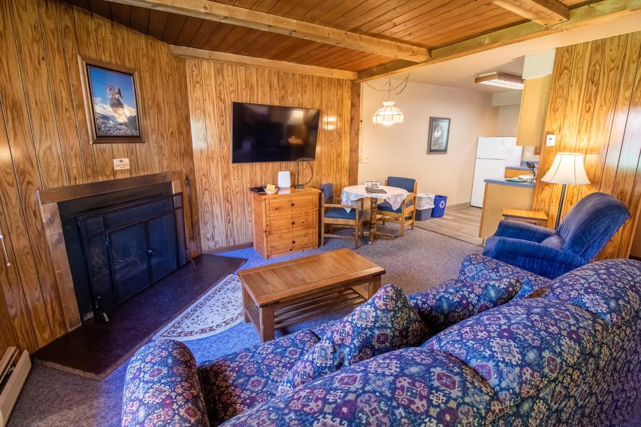 Living room in Castle Mountain Lodge