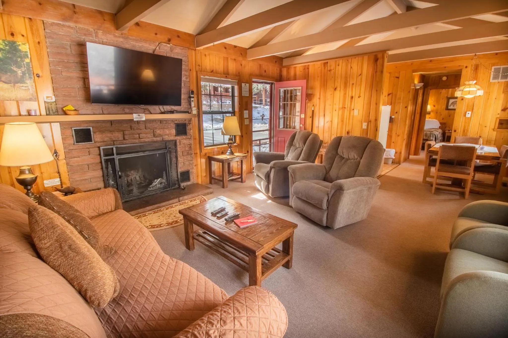 TV and multimedia in Castle Mountain Lodge