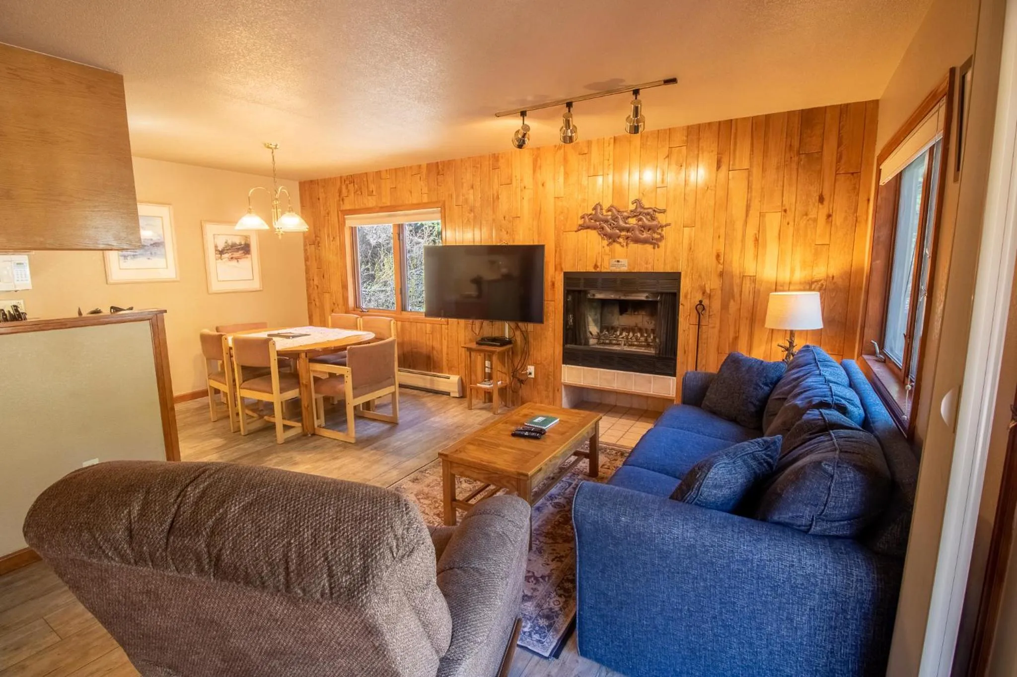 TV and multimedia in Castle Mountain Lodge