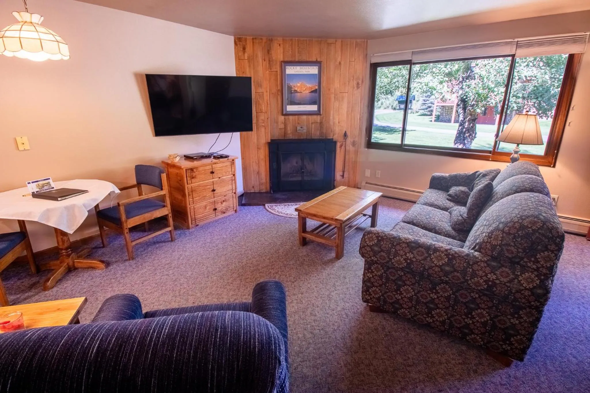TV and multimedia in Castle Mountain Lodge