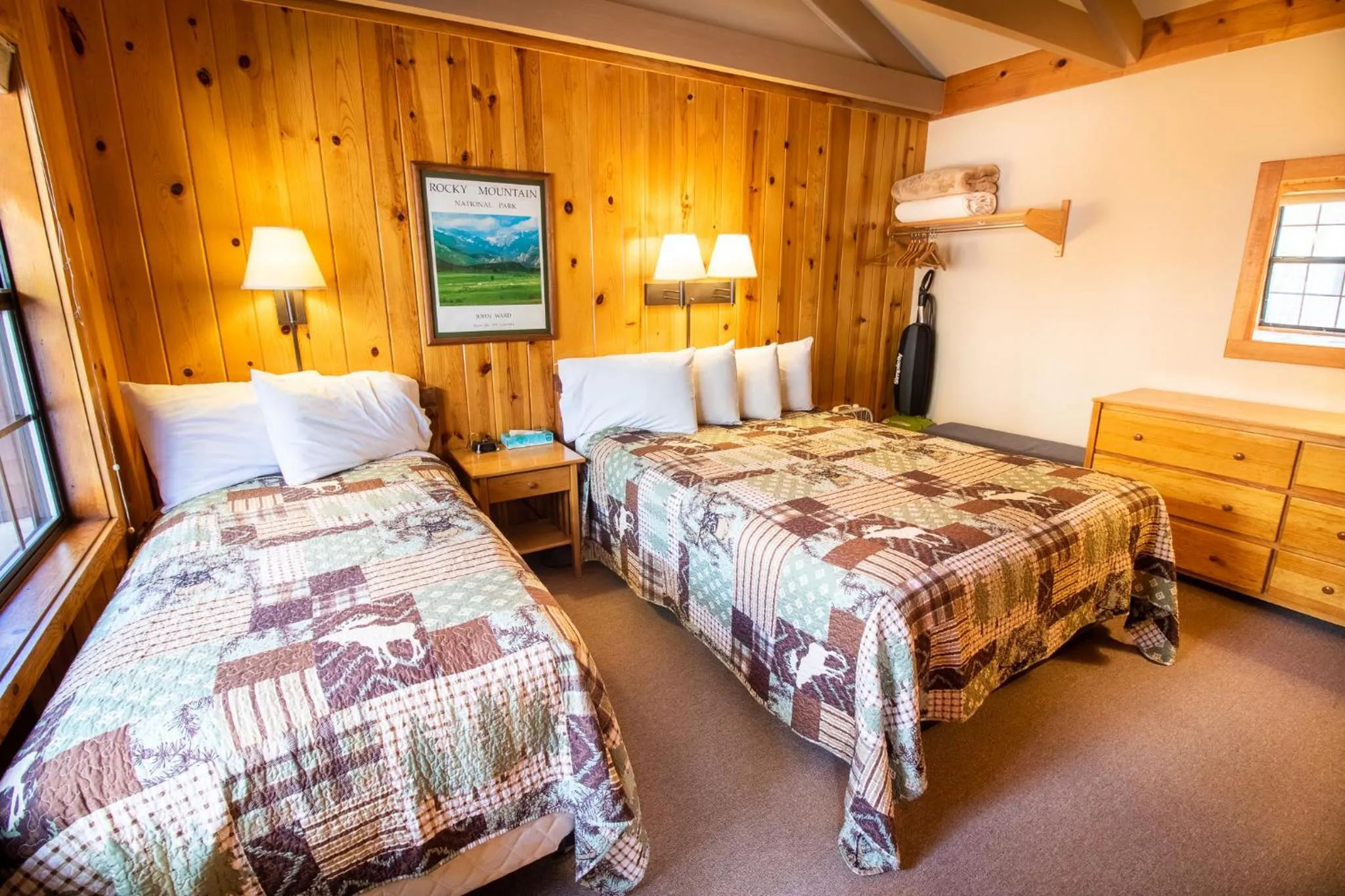 Bedroom, Bed in Castle Mountain Lodge
