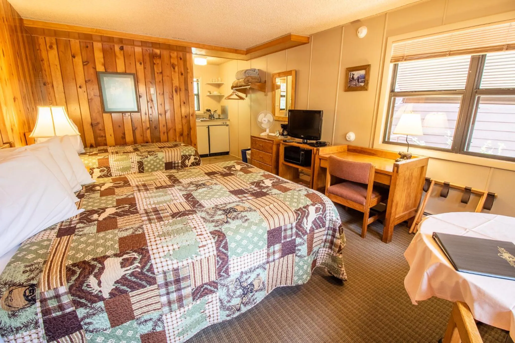 Bedroom, Bed in Castle Mountain Lodge